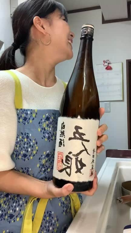 前田阿希子のインスタグラム：「以前ご質問いただいた、ドバイ料理と合う日本酒を探してみました！  私なりに合うかなと思ったのが、このフムス。 クミンとあうので、クミンの使われたものフムスがいいんじゃないかなと思って作ってみたら、おぉ美味しい😋  カルディとかでひよこ豆は買えますし、材料さえ揃えば簡単にできます☺️ よろしければ、是非〜♪  フムス 【材料】 ・ひよこ豆（缶詰でも、ご自身で煮てもどっちでもオッケー） 　　　　　　　　　　…250g ・レモン汁　　　　　…大4 ・ねりごま　　　　　…大4 ・ニンニク　　　　　…ひとかけ ・エクストラバージンオイル 　　　　　　　　　　…大2 ・クミン　　　　　　…小1/2 ・豆の茹で汁　　　　…小2〜3 ・ヨーグルト　　　　…大1  【作り方】 ①豆の茹で汁以外をブレンダーにかけ、ペーストにする  ②茹で汁を入れて、柔らかさを 調整する  ③オリーブオイルをかけて、お好みで、お肉類を添えて、出来上がり😋  【ポイント】 お豆の臭いが強いのお嫌な方は、茹で汁を水に変えてください。  今回あわせたお酒は、千葉の『五人娘』です🍶 健康に奉仕する酒造り、自然に学ぶ酒造りをモットーに、全量生酛造りを貫く蔵元さん。  このお酒は、無農薬、無化学肥料米を使用した生酛造りのお酒で、 ちょっぴりみりんのようにコクがあり、いちごシロップみたいに甘酸っぱく、個性的ですが、意外に幅広いお料理にあいます。 スパイス類を使ったお料理やお肉にもぜひ😆  #りょうりすたぐらむ #酒#sake #sakepairing  #五人娘#寺田本家 #フムス#アラビック #料理好きな人と繋がりたい  #日本酒好きな人と繋がりたい  #日本酒女子」