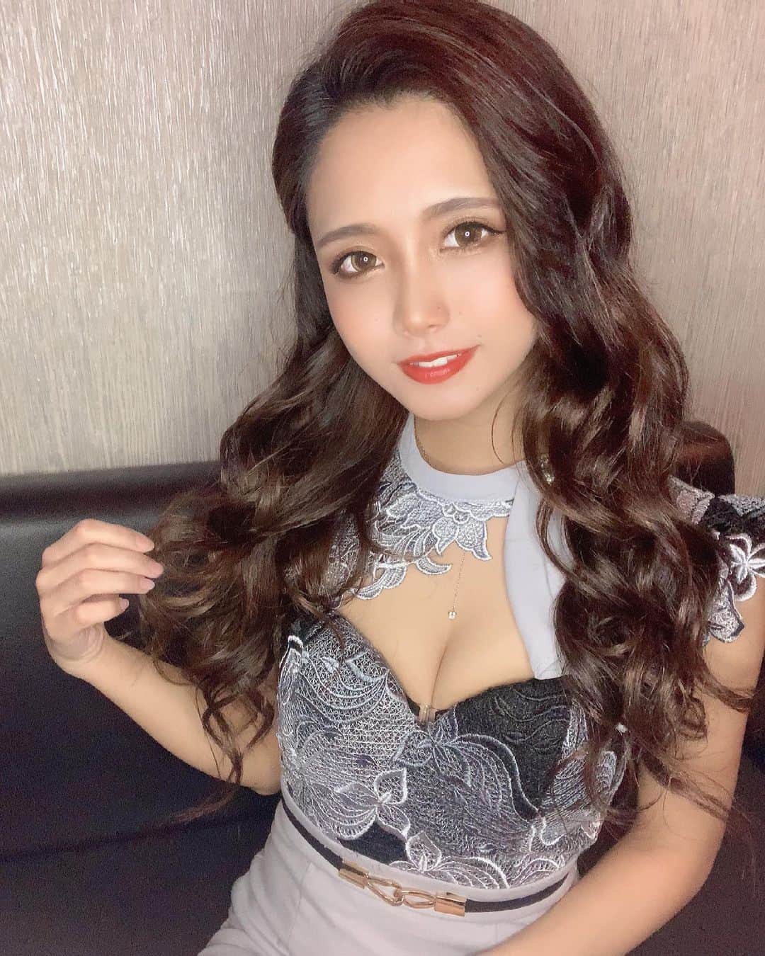 早乙女みれいのインスタグラム：「. . 似たような写真は3枚まで！笑 4月も宜しくお願いします🤲 . . #福岡#博多#中洲#西中洲#天神 #キャバクラ#キャバ嬢#ラウンジ #ガールズバー#すすきの#歌舞伎町 #錦#ミナミ#北新地#博多美人 #アイドル#グラビア#ハーフモデル #サロモ#AV女優#可愛い #followme #fashion#makeup #gym#workout#model」