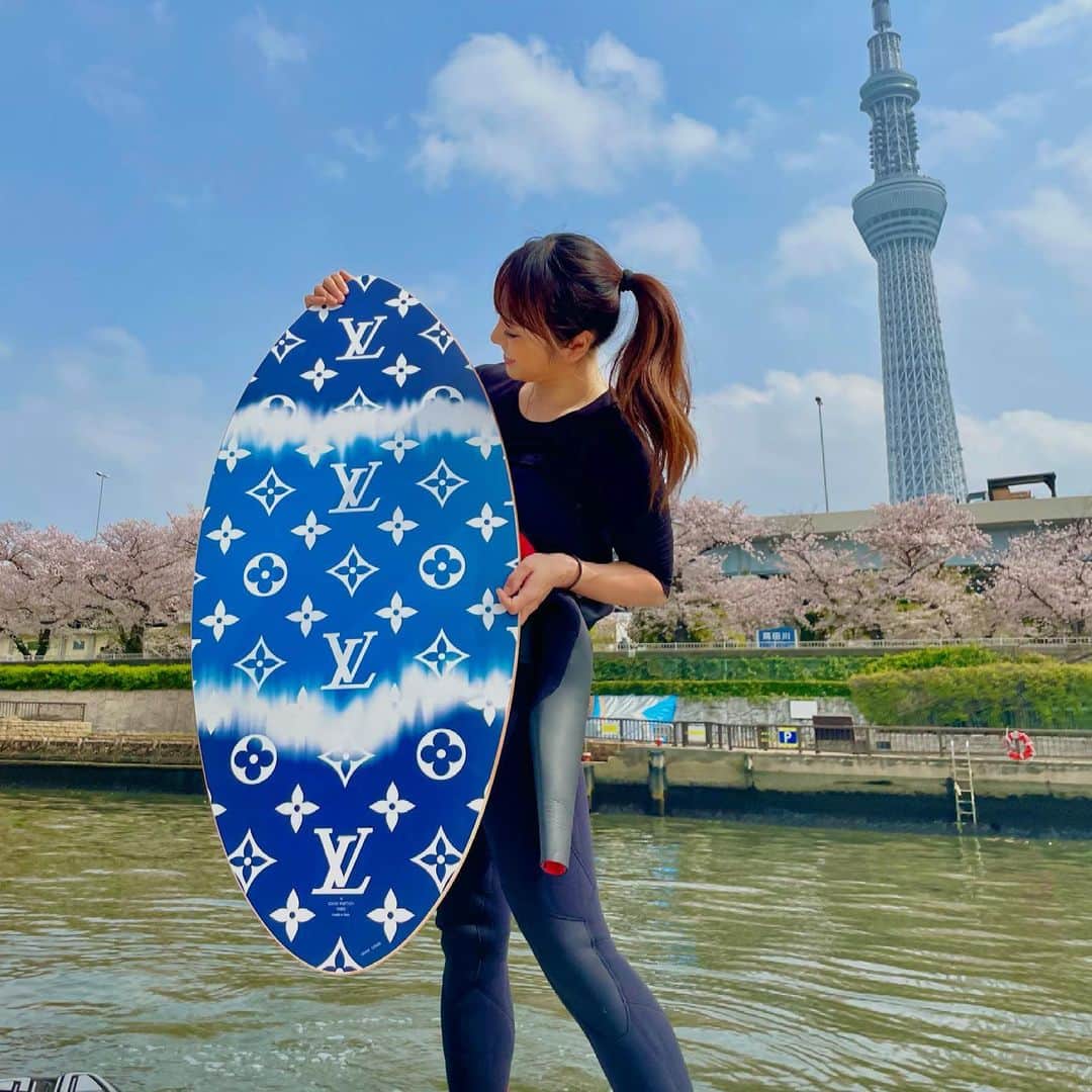 maikoのインスタグラム：「桜満開のWake surfing🏄‍♀️🌸✨. お弁当🍱もって船の上でお花見しながら、. すっごくぽかぽかで気持ちよかった😋🌸. . なーんとこちら、 LOUISVUITTONの公式Surf Boardっ🏄‍♂️✨✨. すっごく可愛ぃけどぉ値段は可愛く、、🐒🐒 持つ手が震える〜っ笑♡. . 記念に私も、満開の桜並木とスカイツリーと一緒に☺️✨📸🌸. . . #wakesurfing #surfing #louisvuitton #surfboard #skimboarding #cocomaiko #louismaiko #🔐つけてるからハッシュタグの意味なかった」