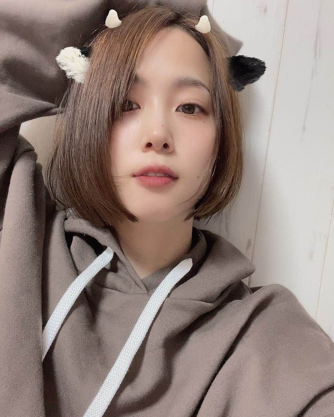 まきさんのインスタグラム写真 - (まきInstagram)「髪の毛切ったー💇🏻  短くしてからは 一番短くしてもらったよ  切っちゃう？どうしよう？ っていっぱい悩んだ！笑  すぐ伸びるし切っちゃお ってショートボブに♡  久しぶりに コスメストレートも 当てたよっ！ 梅雨に向けてバッチリ👌🏼🌂  #あゆくま#あゆみくりかまき#ショートボブ#切りっぱなしボブ#ナチュラルボブ#まとまるボブ#乾かすだけ#hair#コスメストレート」4月2日 0時29分 - maki_ayumikurikamaki