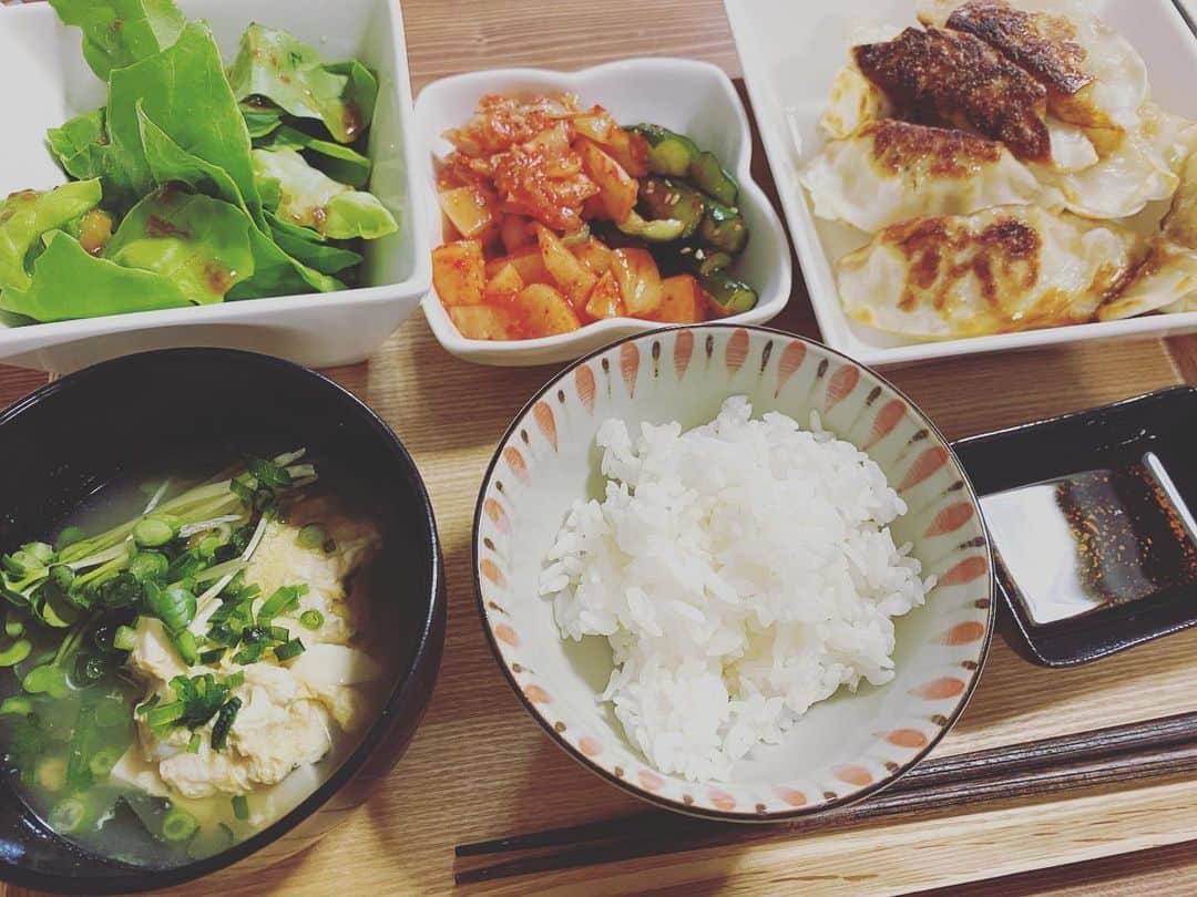 植松やすかさんのインスタグラム写真 - (植松やすかInstagram)「ちゃんと作ったのはスープだけ🙆‍♀️  料理してる時は料理に集中できるから、たまに料理したくなるのです！」4月2日 0時53分 - yasuka_uematsu