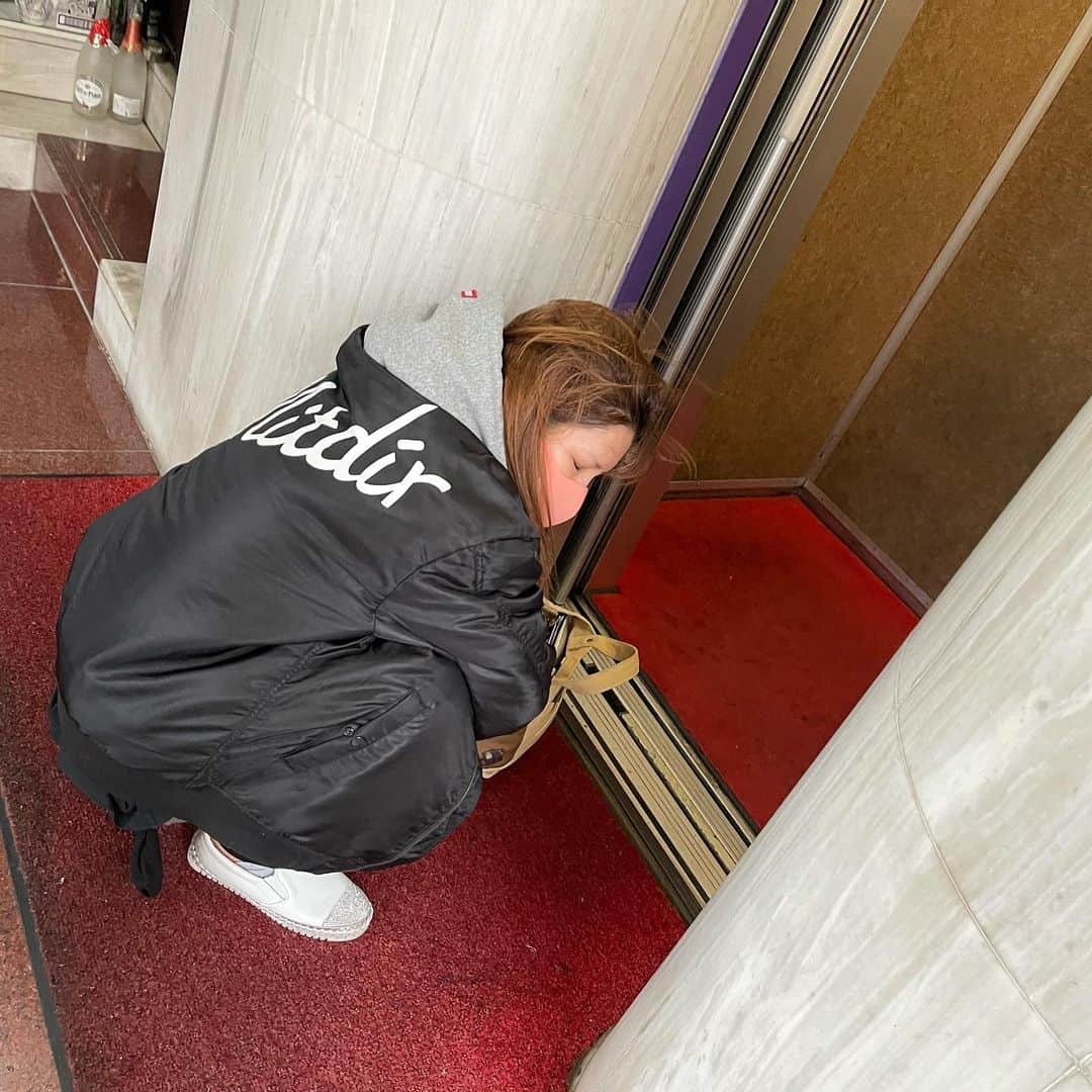 坂口杏里のインスタグラム：「ちょっと早いんですが、  本日をもちまして  BARカシェット 卒業しました！  エイプリルフールじゃなくて 本当です。 明日から私いません！」