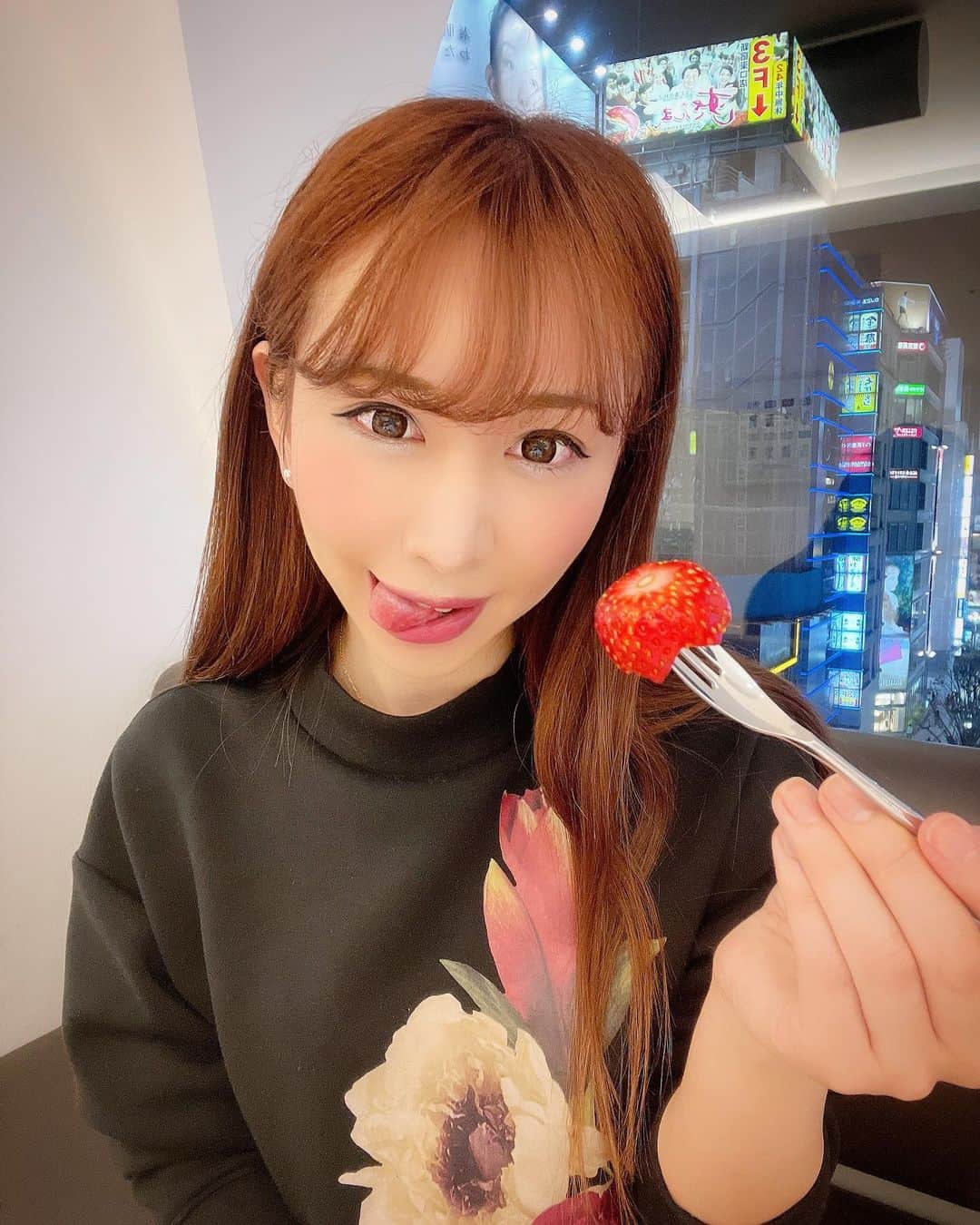 橘芹那のインスタグラム：「🧁🍓💕  📍新宿本店 フルーツパーラー @takano_fruitparlour_official   ひと口食べる？😚✨ Do you want one?🍓  #新宿グルメ #新宿スイーツ #自撮り女子 #自撮り界隈 #スイーツ巡り #苺スイーツ #タカノフルーツパーラー #女子会 #甘党女子 #ニューハーフ #キャバ嬢 #ホスト #歌舞伎町 #いいね #いいね返し #instagood #instafood #instasweets #instacafe #strawberrysweets #strawberry #selfie #sweetslover #japanesegirl #lgbtq #transgirl #transwoman #lovelyday #happytime #tokyocafe」