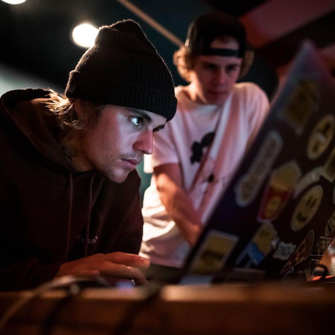 ジャスティン・ビーバーのインスタグラム：「Tapped in w @thekidlaroi   📷: @rorykramer」