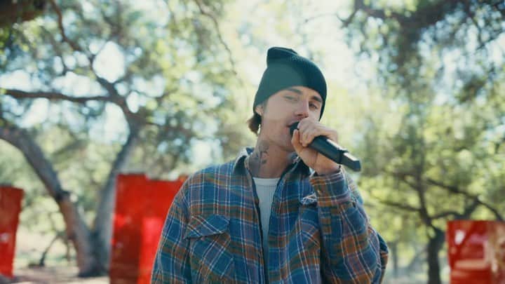 ジャスティン・ビーバーのインスタグラム：「Checkout holy on vevo」