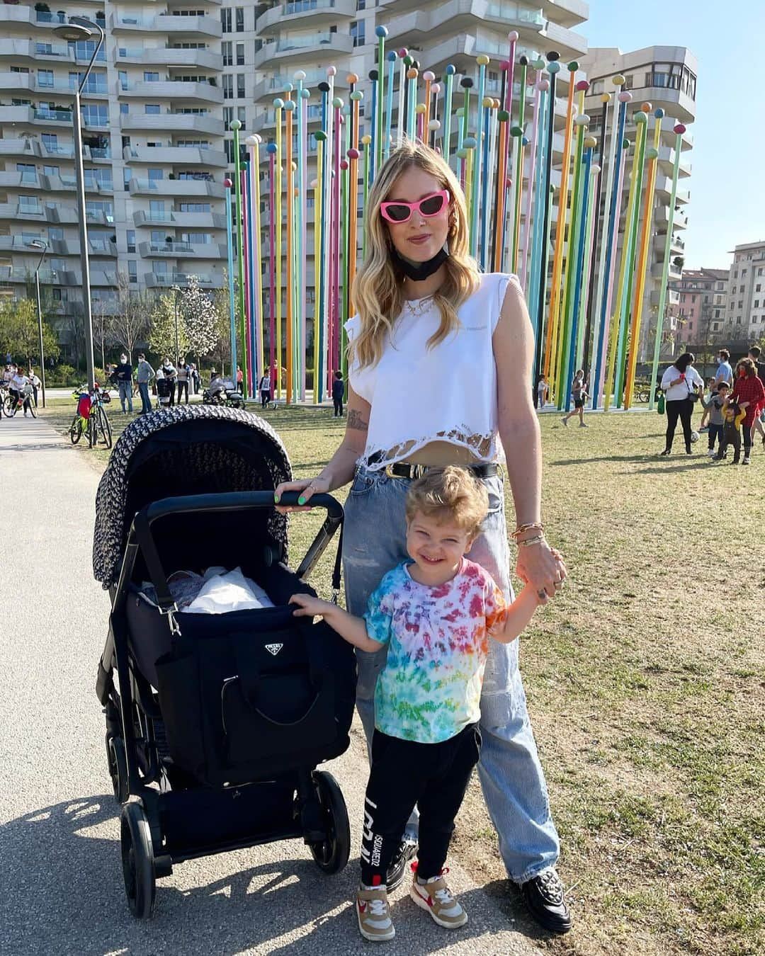 キアラ・フェラーニさんのインスタグラム写真 - (キアラ・フェラーニInstagram)「First time at the park with both kids 😍 #TheFerragnez」4月2日 2時54分 - chiaraferragni