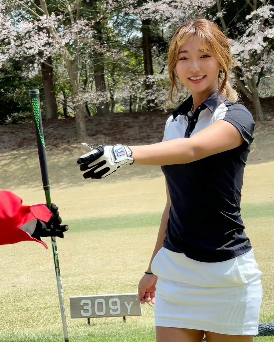 RIKAのインスタグラム：「桜満開〜🌸久しぶりの六国⛳️  #golf  #golfstagram #golfswing #golflife #golfgirl #golfwear #golfcourse #golfaddict #ゴルフ #ゴルフ女子 #ゴルフウェア #ゴルフスイング #ゴルフコーデ #ゴルフ好きな人と繋がりたい　#descente #descentegolf #adidas #adidasgolf  #六甲国際ゴルフ倶楽部 #⛳️ #🏌️‍♀️」