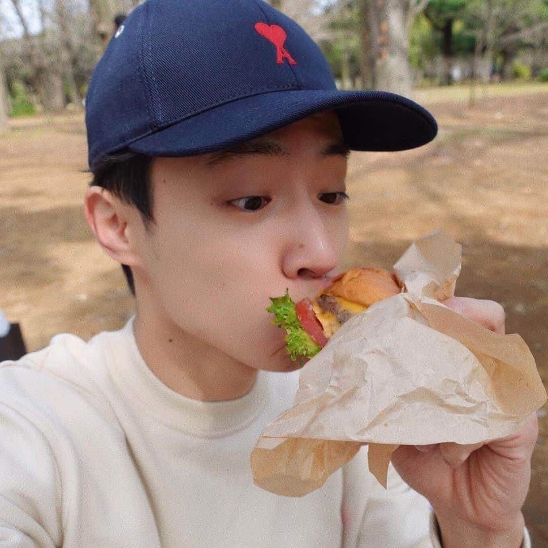 三永武明のインスタグラム：「中目のブルースター、うま！🍔 @bluestarburger_s 🧢 @amiparis」