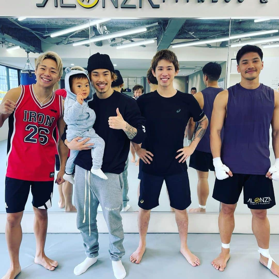 Taka さんのインスタグラム写真 - (Taka Instagram)「カーフキックを習いました。笑笑 @alonza_fitness_kickboxing  #残念ながら俺は効かない #さっそく誰かに試そ #まずはTOMOYAに😏」4月2日 16時25分 - 10969taka