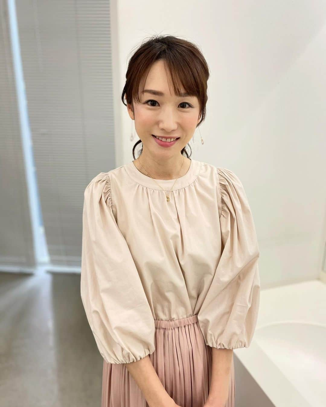 堂真理子さんのインスタグラム写真 - (堂真理子Instagram)「本日の「ワイド！スクランブル」の衣装は、桜色でした🌸 都内の桜は、葉桜です。少し寂しいですね。。。  今週もお疲れ様でした🥰  ☆ブラウス,スカート… #LOUNIE ☆アクセサリー… #starjewelry   #大下容子ワイドスクランブル  #ワイドスクランブル　#ニュース　#テレビ朝日　#堂真理子　#アナウンサー　#アナウンサー衣装」4月2日 16時26分 - mariko_do