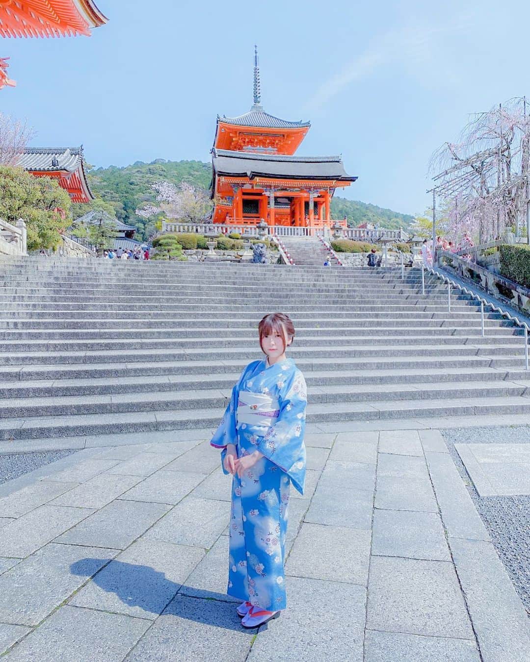 小桃のインスタグラム：「跟親友一起到京都給自己放了個小假期！><🌸﻿ 久違的和服！💕﻿ ﻿ 過來日本一年多了，也沒有到處玩玩走走🥲（為了生活🥲也因為可惡的疫情orz﻿ ﻿ 想著明年還不知道要不要繼續留在這邊，趁機會就想去走走看，不然自己一定會後悔😣什麼回憶也沒有🥲﻿ ﻿ 我終於有一點照片可以更新一下了😂請等我慢慢更新ww﻿ ﻿ #京都 #kyoto #kimono #着物 #清水寺 #kiyomizudera」