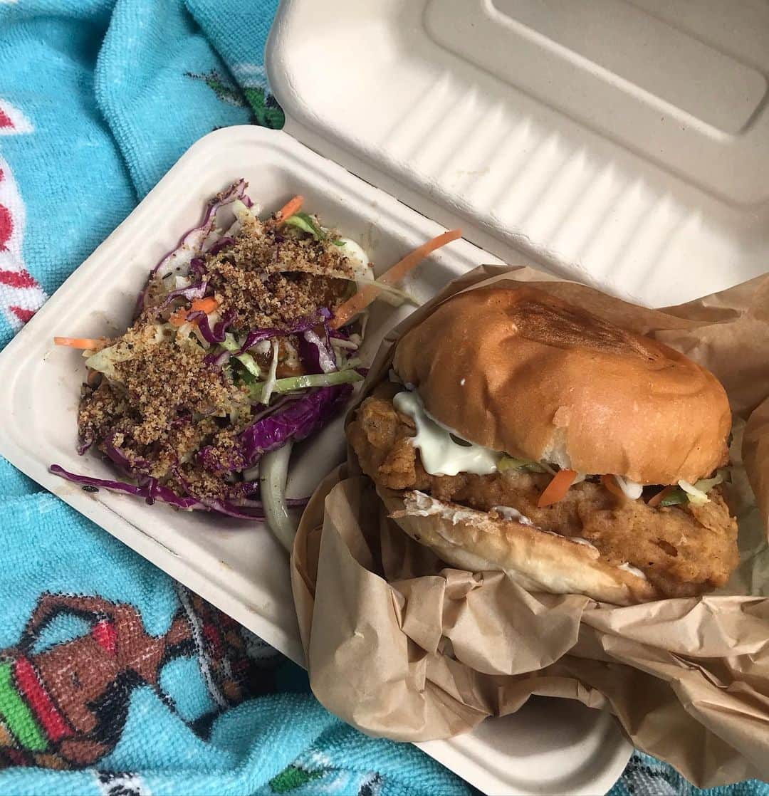HARUKO（真木明子）さんのインスタグラム写真 - (HARUKO（真木明子）Instagram)「@superiorityburgerjapan . NY伝説のヴィーガンハンバーガー屋さん🍔の原宿店. . . vegan＝動物性のものを一才使用しない調理だから身体に優しい。 環境に優しい。 . で、ものすごい満腹感で. かなり美味しいから👍. 週に一回は食べたくなる❤️. . . 肉食における環境破壊は、深刻な問題だと思うので. 出来ることからやってるよ😊. . . アニマルウェルフェアの観点も遅れている日本. . せめてアニマルウェルフェアを実践している食肉をなるべく買うようにしています❤️. . #veganburger #ヴィーガンバーガー#地球に優しい#環境に優しい#動物に優しい#アニマルウェルフェア」4月2日 16時34分 - haruko227