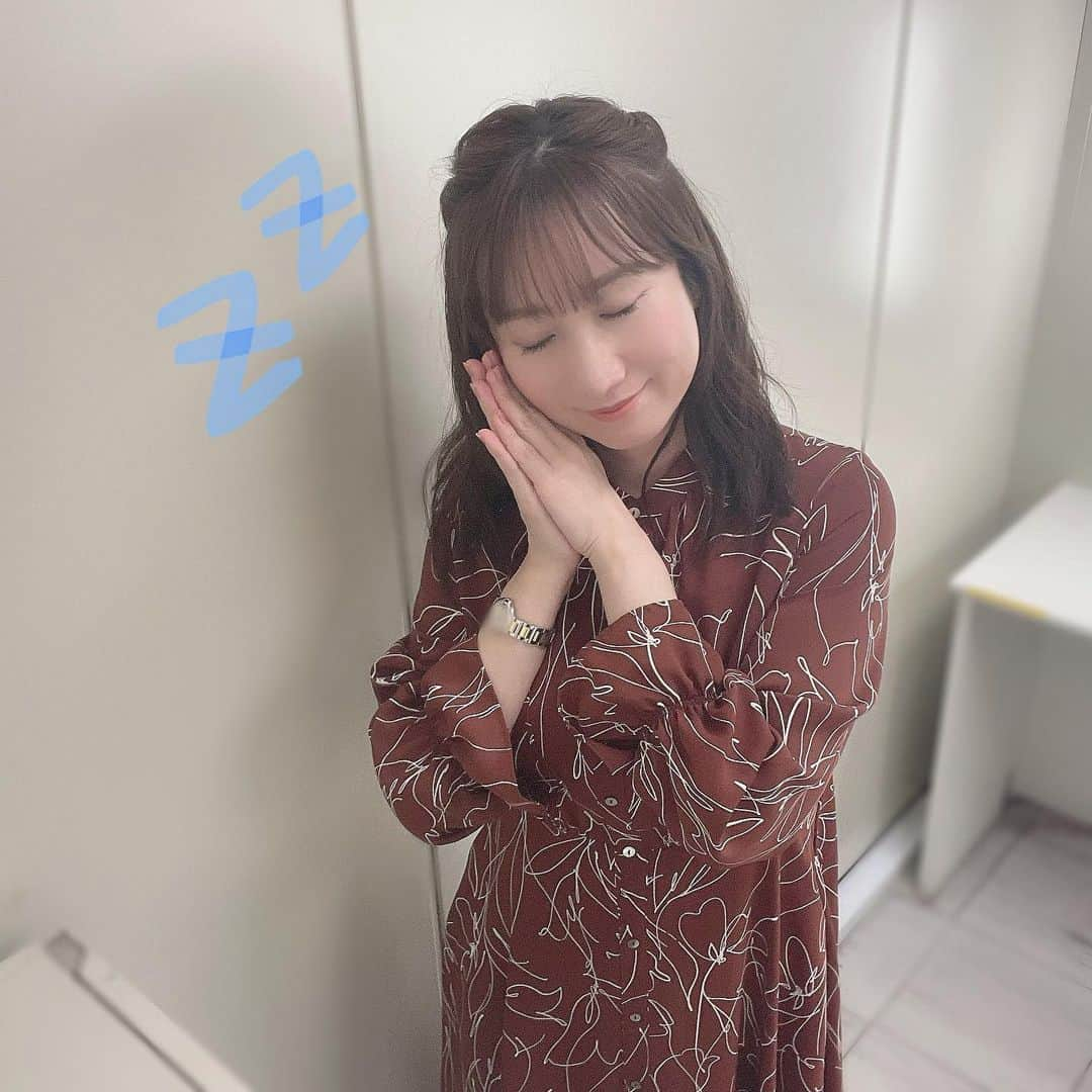 吉井明子さんのインスタグラム写真 - (吉井明子Instagram)「4日目も ありがとうございました✨  ロングヘアに戻りました😆ショートボブアレンジにたくさんコメントを頂き、ありがとうございます！写真だけ見てコメント下さった方、切ってないんです〜！笑 でも、皆さんの反応も嬉しいご意見が多かったので、いつか切る…かも！？  さて、今夜は今週最後の放送です。  私の生活リズムや体調を気遣ってくださってありがとうございます😊時々、変な時間にふわぁっと眠気がやってきますが😂めちゃ元気です！ちゃんと食べて、寝て、軽く走って、過ごしております✨  「BSニュース4K＋ふるさと」をお休み前に観てくださる方もいらっしゃると思うので、写真はおやすみなさいポーズにしました😌  今夜もよろしくお願いします〜！  #4月2日 #新年度 #今週最後  #zerooclock #シンデレラタイムのお天気 #その日一番早い気象情報 #nhk #bsニュース4kプラスふるさと #bsニュース #bs1 #bs4k #気象予報士 #気象キャスター #weatherforecaster #기상캐스터　#吉井明子」4月2日 16時36分 - akiko_yoshii_sunny_rain