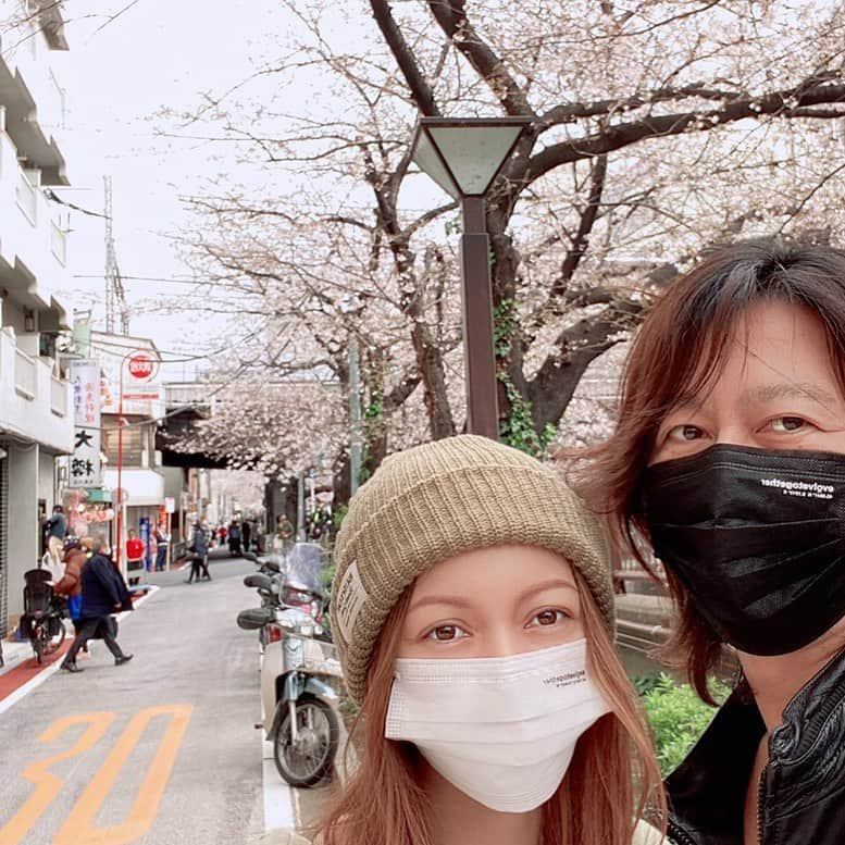 岩堀せりさんのインスタグラム写真 - (岩堀せりInstagram)「桜は儚いね🌸とか言いながらの散歩🚶‍♂️🚶‍♀️」4月2日 16時44分 - iwahoriseri