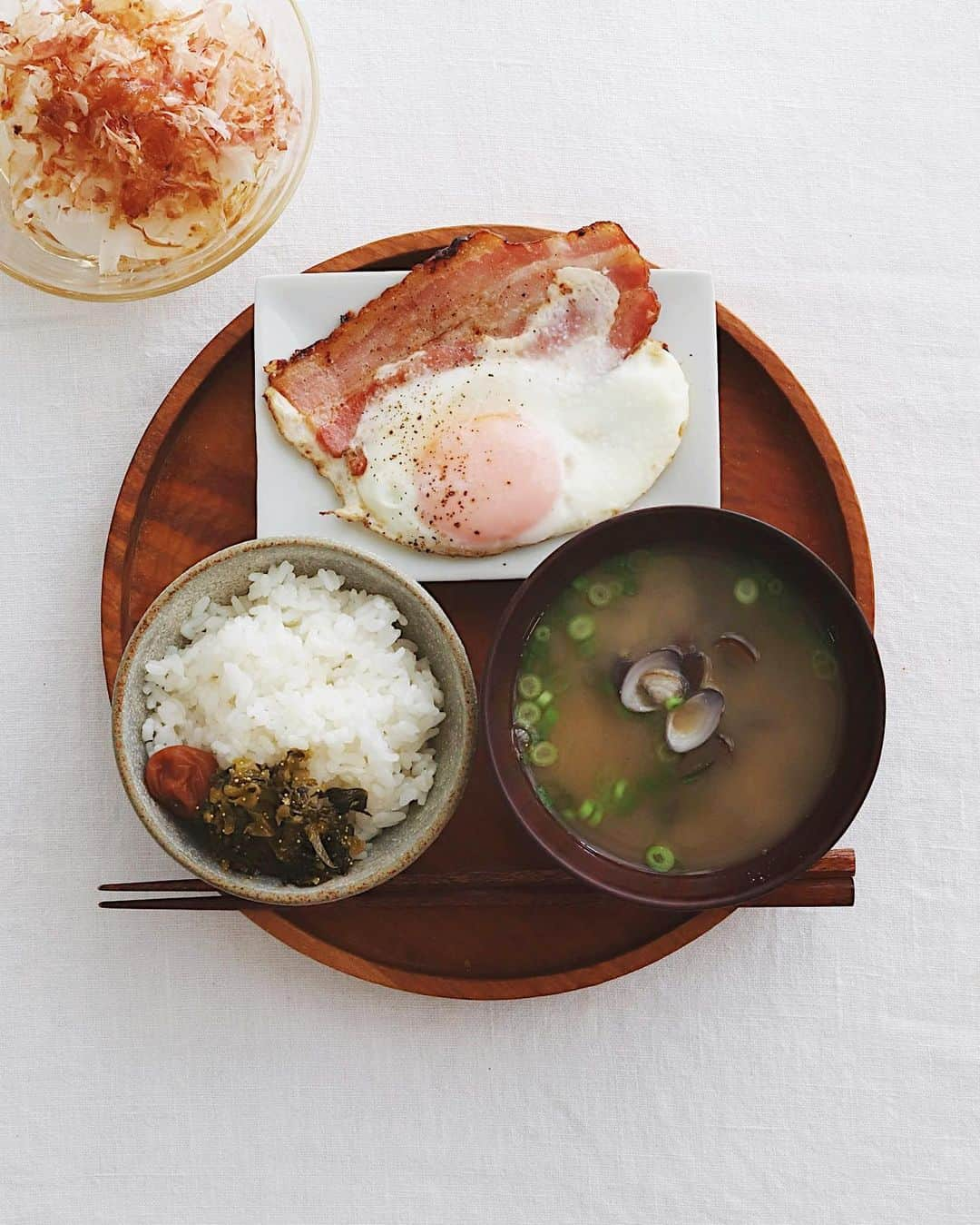 樋口正樹さんのインスタグラム写真 - (樋口正樹Instagram)「Today's breakfast . 今日の朝ご飯は、 ベーコンエッグ、 しじみの味噌汁、 新玉ねぎサラダ、 梅干、高菜漬け。 . . . #朝食 #朝ごはん #目玉焼き定食 #ベーコンエッグ #しじみ味噌汁 #新玉ねぎサラダ #梅干 #高菜漬け #大人の厚切りベーコン #からし明太子高菜 #北野エース #おうちごはん #japanesebreakfast #japanesefood」4月2日 7時53分 - higuccini