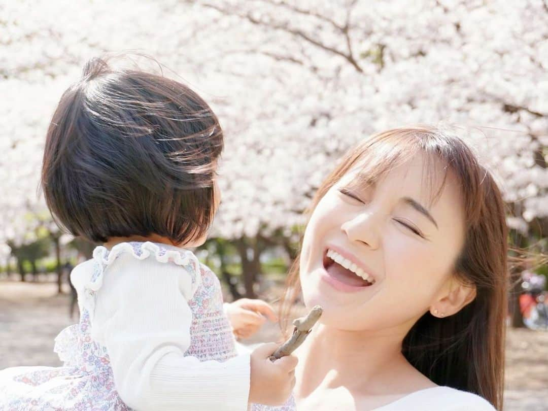 繁田美貴さんのインスタグラム写真 - (繁田美貴Instagram)「*＊ 昨日から新年度、始まりましたね。 新入生の皆様、新社会人の皆様、おめでとうございます！ 我が家も娘が保育園に入園☆ 私は育休から復帰となりました！ (これまでは育休中で、稼働は月に数日のみでした。) 今年は春の訪れが早かったおかげで、 日課となっていた娘とのお散歩が 育休最後の期間、桜に彩られてゆき嬉しかったです😊 桜の蕾が膨らみ、綻び、満開となって ヒラヒラ舞っていく様子を眺めながら、 娘とじっくりべったり一緒に過ごした1年3ヶ月は とても尊いものだったんだなと改めて感じました。 娘と一緒に過ごせる時間は減ってしまいますが 今まで以上に愛情を注ぎ、 より良い仕事ができるよう精進し、 育児と仕事を両立していけたらと思っています。 これからまたどうぞよろしくお願い致します！！ #この写真の直前 #娘がほっぺにチューしてくれて 😆 #イイコイイコ & #ほっぺにチュー を覚えた娘 #最強です 😍(笑) #それにしても #子供って #木の枝好き ですよね #握りしめてる #はんだ育児日記 . ※1歳の娘はまだマスクをつけられませんが、 私は写真を撮る時だけマスク外しました。」4月2日 8時37分 - handa_miki