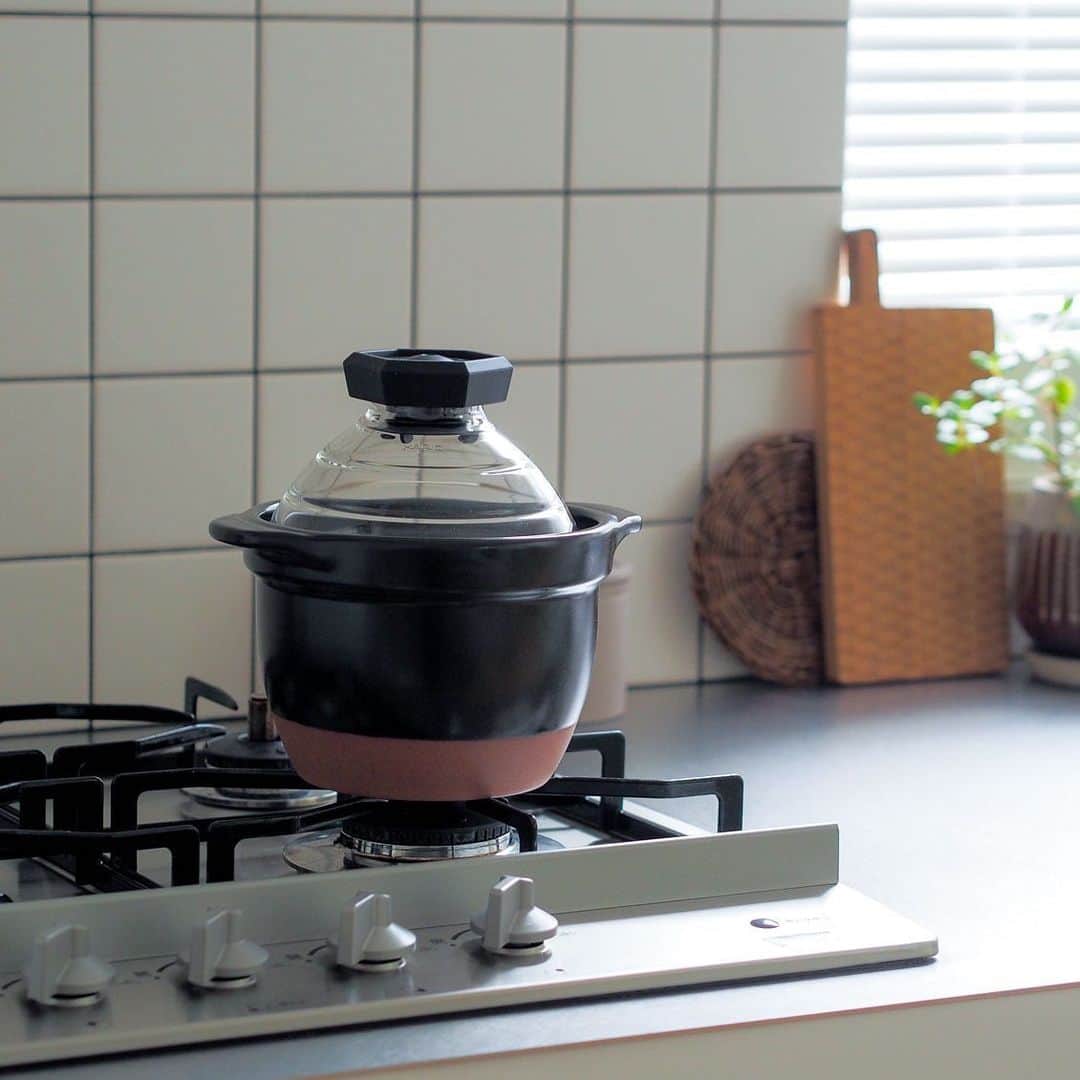 北欧、暮らしの道具店さんのインスタグラム写真 - (北欧、暮らしの道具店Instagram)「【スタッフの愛用品】毎日のごはんがちょっぴり贅沢に。簡単においしいお米が炊ける土鍋 . - - - - - - - - - - - - ■ 編集スタッフ野村： . 「とっても簡単に美味しいお米が炊けると 社内でも評判の、HARIOの 炊飯用土鍋を迎えてみました。  実際にこの土鍋で炊飯してみると、 4ステップで本当においしいごはんが炊けて感動。 . ❶お米を研いで、30分ほど浸水させる。（冬場は1時間ほど） ❷中火〜強火で10分ほど加熱。 ❸鍋から「ピュ〜」とホイッスルが鳴るか、ガラス蓋にボコボコと泡が上がるのを確認したら、そこから1分ほど加熱を続けて、火を止める。 ❹あとは15分蒸らせば、完成。 . この4ステップで炊飯するだけで、 毎回、香りがよくて、 ふっくらもちもちに炊けたお米ができます。  炊きたてのご飯は、ずっと使っていた 炊飯器で炊いたものと比べると、 特に甘みが段違いに感じられました。  そして何より嬉しかったのが、 その旨味は冷えても冷凍しても変わらないこと。 まとめて炊いて、お弁当用と冷凍用に分けていますが、 美味しさはそのままなので、 保温機能を使わない今の生活に フィットした土鍋だなぁと感じています。  1日の終わりにおいしいごはんがあると、 疲れた日でも、気分が整う気がします。 おいしいごはんには、 人を元気にしてくれる魔法があると思うので、 毎日のごはんをちょっぴり 贅沢な味に仕上げてくれるこの土鍋、 とってもおすすめです」 . - - - - - - - - - - - - HARIO/ハリオ/炊飯用土鍋(３合用) . ▶︎ プロフィールのリンクからも、お値段・サイズなど詳しい情報をご覧いただけますよ。→@hokuoh_kurashi . #kitchen#kitchendesign#kitchenware#food#foodstagram#rice#ricecooker#nabe#HARIO#土鍋#ごはん#ハリオ#炊飯#かんたんごはん#ディナー#蒸し器#新米#今日のごはん#シンプル#シンプルライフ#シンプルデザイン#暮らしを楽しむ#日々の暮らし#北欧#暮らし#北欧暮らしの道具店」4月2日 9時04分 - hokuoh_kurashi