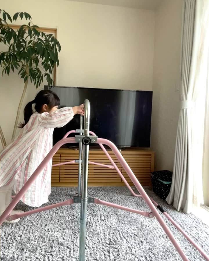 秋本真吾のインスタグラム：「3歳になった日に補助輪を外して自転車に乗れるようになり、先日4歳になった日に逆上がりをマスター。  #4歳」