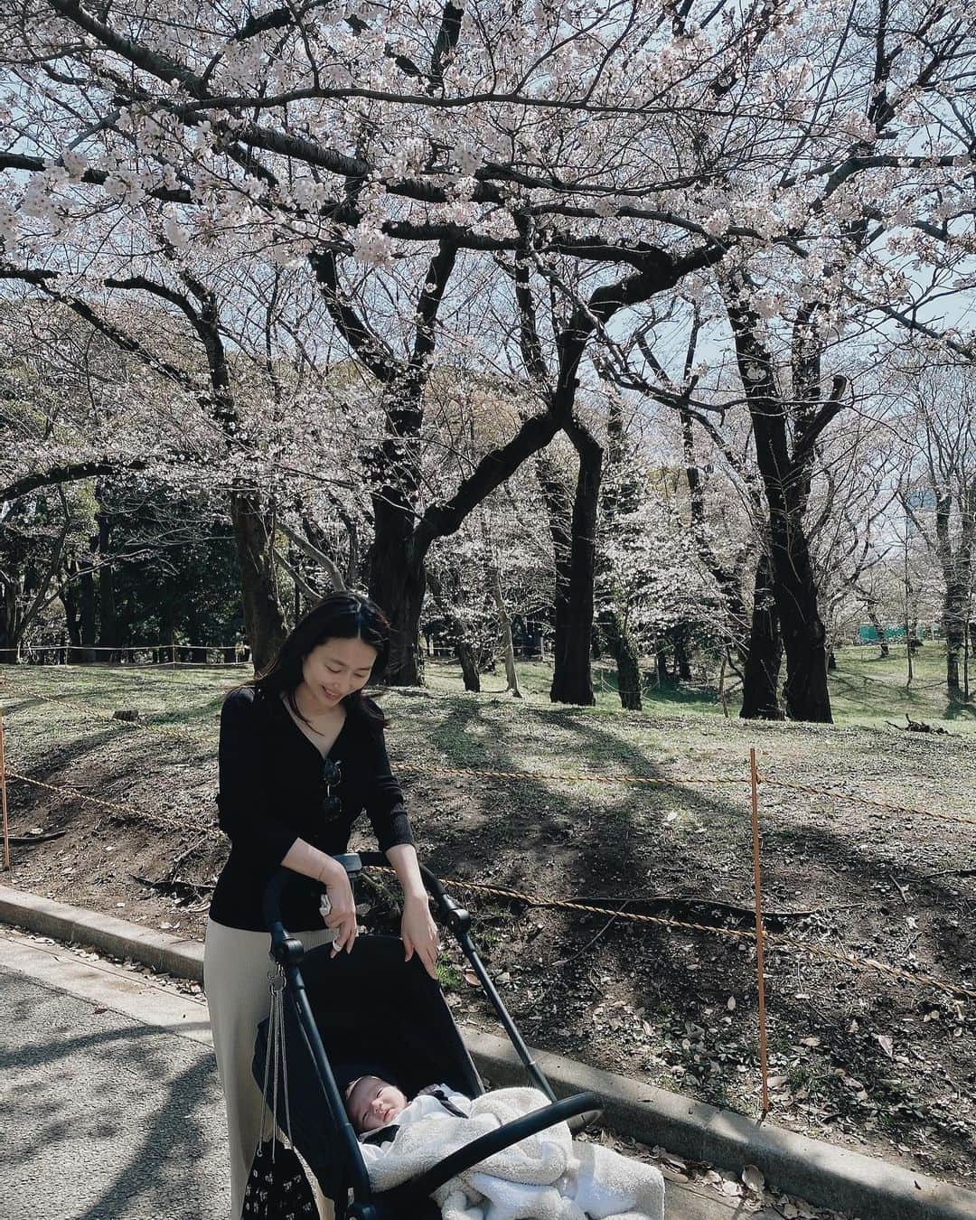 永田杏奈のインスタグラム：「・ 育休中の今年は、日中お出かけ出来るので桜を沢山見れて嬉しいな~🌸 満開だった日は、代々木公園で息子の公園デビュー。 初の公園がお花見なんて良いね😏💕  母さん、スッピン寝起きですが気持ちよかった🍃👨‍👩‍👦  #生後1ヶ月 #公園デビュー #お花見デビュー」
