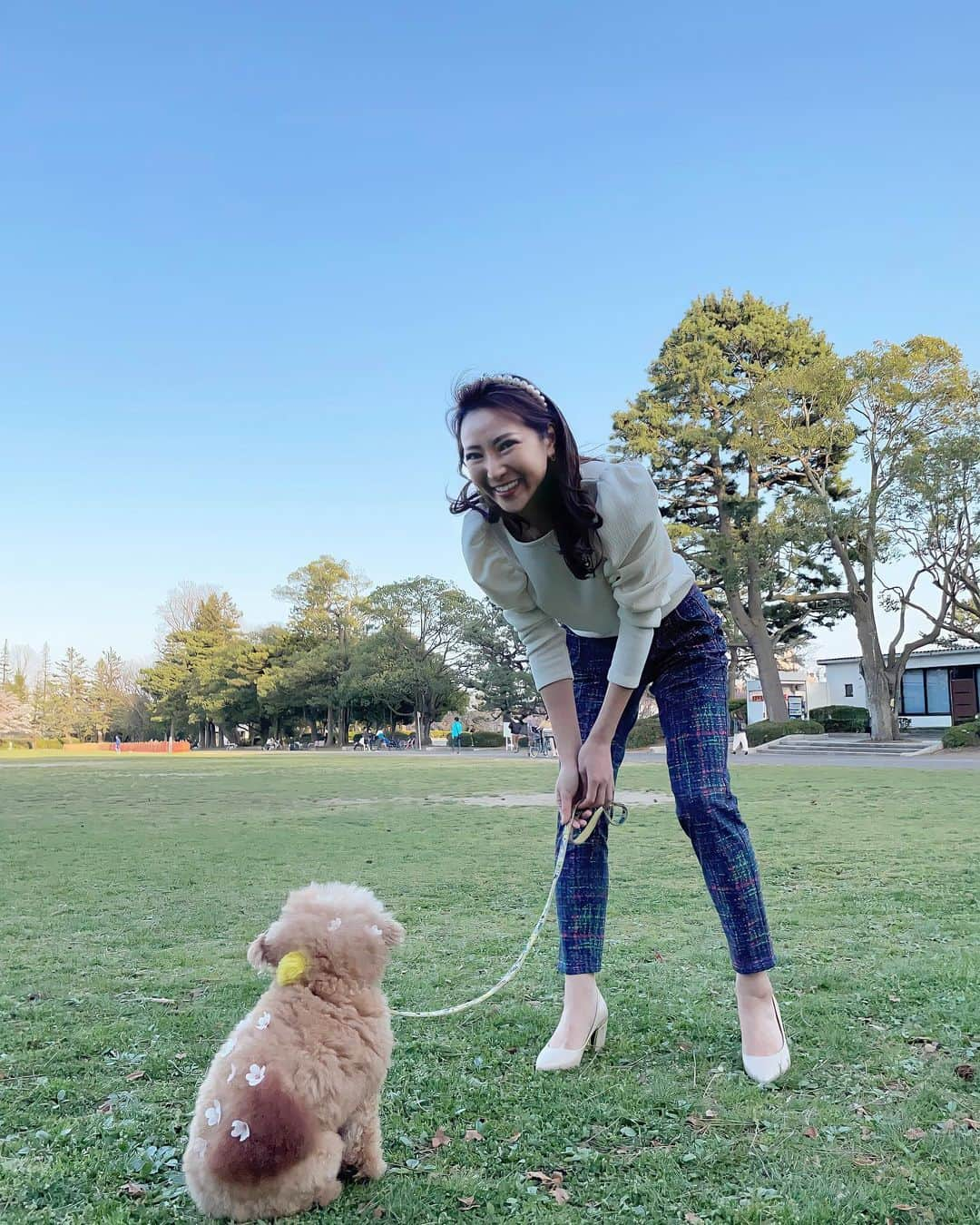 Yumiko Obaさんのインスタグラム写真 - (Yumiko ObaInstagram)「更新しなすぎて、生きてるの？って聞かれる始末💦 4月スタート🌸とともに、折角撮ってもらった春の写真をどんどん載せていくぞー👍 * * ぽっけ🐒❤︎もてって🦦も私も元気です☺︎ * * ご心配のメッセージくださった皆さまもありがとうございました。 この歳になるとあっちもこっちも色々あるよね〜😅 見てくださっている方も同年代の方が多いかと思います。みんなみんな頑張ってる‼️みんな偉い‼️みんな凄い‼️ ゆっくりですが全部読ませていただきます💖😭 * * * * * ____________________________________________________💐 ❤︎stylepoint❤︎ 即納品、SALE品のみでご購入下さると 即日発送🔜🔜🔜🛒🛍📦🏠 * * 予約商品と一緒にご購入されますと、予約商品が揃ってからの発送になります⚠️⚠️⚠️ * * 別発送をご希望の場合はこちら💁‍♀️ ⬇️ ⬇️ info＠stylepoint.jp お気軽にお問い合わせください☺️💖 ____________________________________________________💐 * * * * * ____________________________________________________💐 🛍postへのタグ付けからshop NOW🛒❣️ ✈︎✈︎✈︎商品ページにすぐに飛べるようになっています。 プロフィールにはshopへのリンクがございます🌟 💌お問い合わせはメールにてinfo@stylepoint.jp ____________________________________________________💐  #大人コーディネート #大人コーデ #大人女子 #大人ファッション #大人カジュアル #大人カジュアルコーデ #大人女子コーデ  #トイプードル #ポメプー #ポメプー部 #ポメプー黒 #ぽっけてって #わんこのいる生活 #わんこ #わんこなしでは生きていけません会 #わんこは家族 #わんこのいる暮らし  #いぬすたぐらむ #いぬのいる暮らし #いぬバカ部 #いぬばか #楽しい毎日 #いぬちゃん  #犬のいる暮らし #犬好きな人と繋がりたい  #dogstagram #instadog  #セレクトショップ  https://stylepoint.jp」4月2日 9時26分 - stylepoint_jp