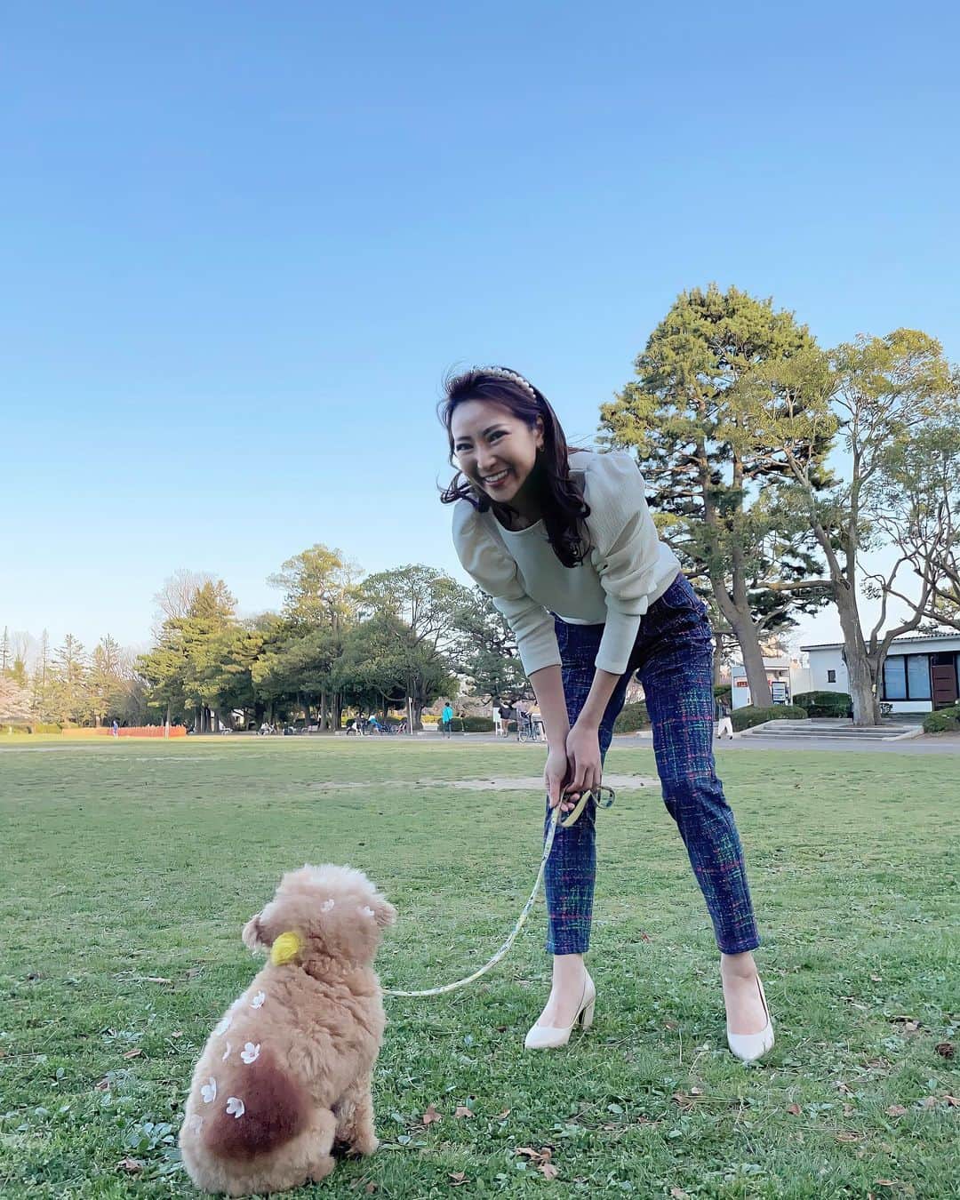 Yumiko Obaのインスタグラム：「更新しなすぎて、生きてるの？って聞かれる始末💦 4月スタート🌸とともに、折角撮ってもらった春の写真をどんどん載せていくぞー👍 * * ぽっけ🐒❤︎もてって🦦も私も元気です☺︎ * * ご心配のメッセージくださった皆さまもありがとうございました。 この歳になるとあっちもこっちも色々あるよね〜😅 見てくださっている方も同年代の方が多いかと思います。みんなみんな頑張ってる‼️みんな偉い‼️みんな凄い‼️ ゆっくりですが全部読ませていただきます💖😭 * * * * * ____________________________________________________💐 ❤︎stylepoint❤︎ 即納品、SALE品のみでご購入下さると 即日発送🔜🔜🔜🛒🛍📦🏠 * * 予約商品と一緒にご購入されますと、予約商品が揃ってからの発送になります⚠️⚠️⚠️ * * 別発送をご希望の場合はこちら💁‍♀️ ⬇️ ⬇️ info＠stylepoint.jp お気軽にお問い合わせください☺️💖 ____________________________________________________💐 * * * * * ____________________________________________________💐 🛍postへのタグ付けからshop NOW🛒❣️ ✈︎✈︎✈︎商品ページにすぐに飛べるようになっています。 プロフィールにはshopへのリンクがございます🌟 💌お問い合わせはメールにてinfo@stylepoint.jp ____________________________________________________💐  #大人コーディネート #大人コーデ #大人女子 #大人ファッション #大人カジュアル #大人カジュアルコーデ #大人女子コーデ  #トイプードル #ポメプー #ポメプー部 #ポメプー黒 #ぽっけてって #わんこのいる生活 #わんこ #わんこなしでは生きていけません会 #わんこは家族 #わんこのいる暮らし  #いぬすたぐらむ #いぬのいる暮らし #いぬバカ部 #いぬばか #楽しい毎日 #いぬちゃん  #犬のいる暮らし #犬好きな人と繋がりたい  #dogstagram #instadog  #セレクトショップ  https://stylepoint.jp」