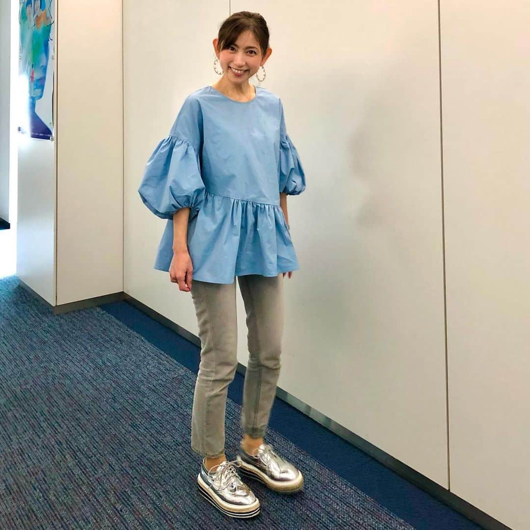 宮崎瑠依さんのインスタグラム写真 - (宮崎瑠依Instagram)「今朝の「ZIP!」ご覧いただきましたか？🌸 今週から新しく生まれ変わった「ZIP!」 スタジオセットも可愛いですね✨ 長年お世話になっている私もこの4月からは新たな気持ちで臨みます✨ なかなかスタジオに行けずVTRのみの出演になりますが、いつかあの新しいスタジオにも行けるといいな✨そんな日を願って、ロケ頑張りますっ！  今日の「ZIP!」で着ていた衣装について…コメントやDMで質問があったので、改めて写真をUP🙌🏻  ブラウス、パンツともにmite(@mite__official )  最近は私服もmiteの服ばかり😜 ママコーデにもオススメのブランドですw  今年度もよろしくお願いします🙇‍♀️✨  #ziptv #ntvzip #11年目突入   #miteコーデ」4月2日 9時48分 - ruimiyazaki