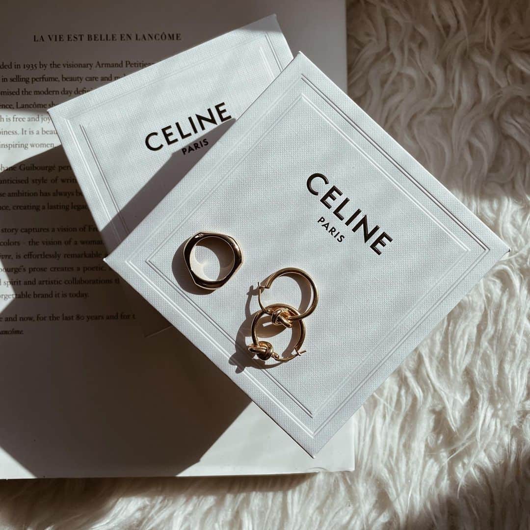 izu（出岡美咲）さんのインスタグラム写真 - (izu（出岡美咲）Instagram)「ふらっと入った @celine で 一目惚れして 連れて帰りました。 指輪は　右中指に毎日付けてる。  #celine #セリーヌ #goldaccessory #アクセサリー」4月2日 9時56分 - izu_stagram
