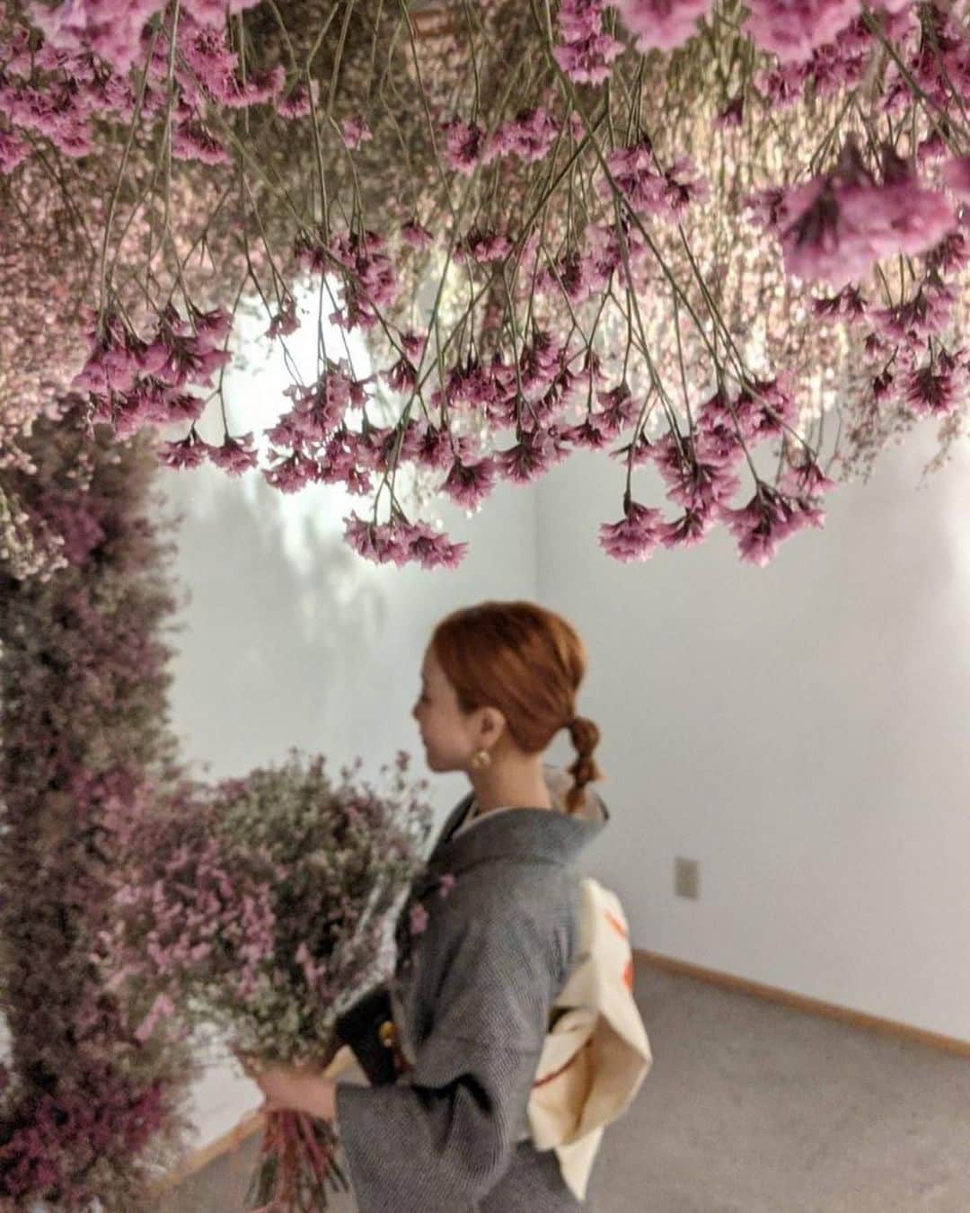 田中里奈さんのインスタグラム写真 - (田中里奈Instagram)「気がつけば4月！新年度の始まり。 気分を新たにアイコンを一新してみました。  ちょうど4月1日に京都で撮った写真。 変えてから気付いたけど、大好きなお花にお着物、ピンクも好きだし（花）モノトーン要素も（着物）ワンポイント要素も（帯）入ってて、私の好きが詰まってる✨  マメじゃないからアイコンとか一度これってなったらずっとそのままにしちゃうタイプなので、そのあたりも含め、丁寧に〝今〟にちゃんとカーソルを合わせていきたい所存。 ついつい過去や未来に囚われがちだけど、今この瞬間ってやっぱり今しかないから、今この瞬間の自分をもっと大切にしていきたいな〜って。  さてさて、今年度はどんな年になるのやら。 頑張るよりも、楽しむ意識でゆるりと。  ---------------------------- ●写真は京都のGOOD NATURE STATION内にあるGOOD  NATURE HOTELの一角にて。 HARU FES企画の一環で、こういう素敵なお花のフォトスポットができてました。 写真撮りに来てる親子とかいて癒された…♥  お花に吸い寄せられるのは、ミツバチだけじゃない🌷🐝  #新年度 #4月 #goodnaturestation #goodnaturehotel #valflor #着物 #着物女子  #twitterに元の画像載せてるので長細いサイズの欲しい方はそちらに」4月2日 10時04分 - tanakaofficial