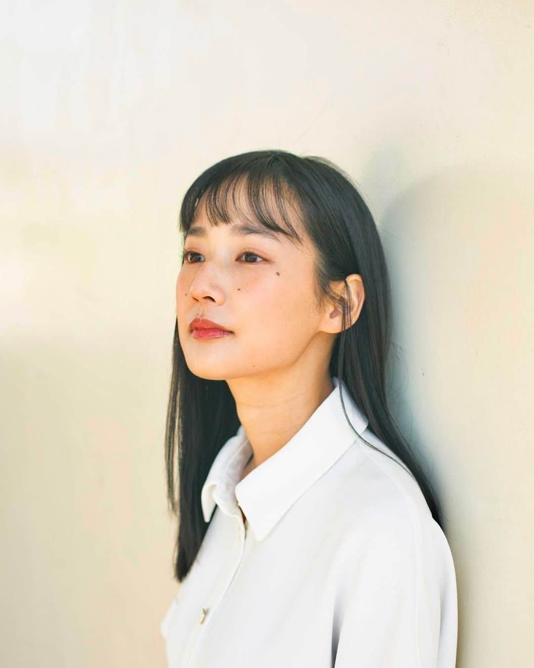 高嶋香帆のインスタグラム：「宣材写真撮ったばっかりだけど、ミディアムくらいまで切りたくなってきたな、、夏が来るし！🌊」