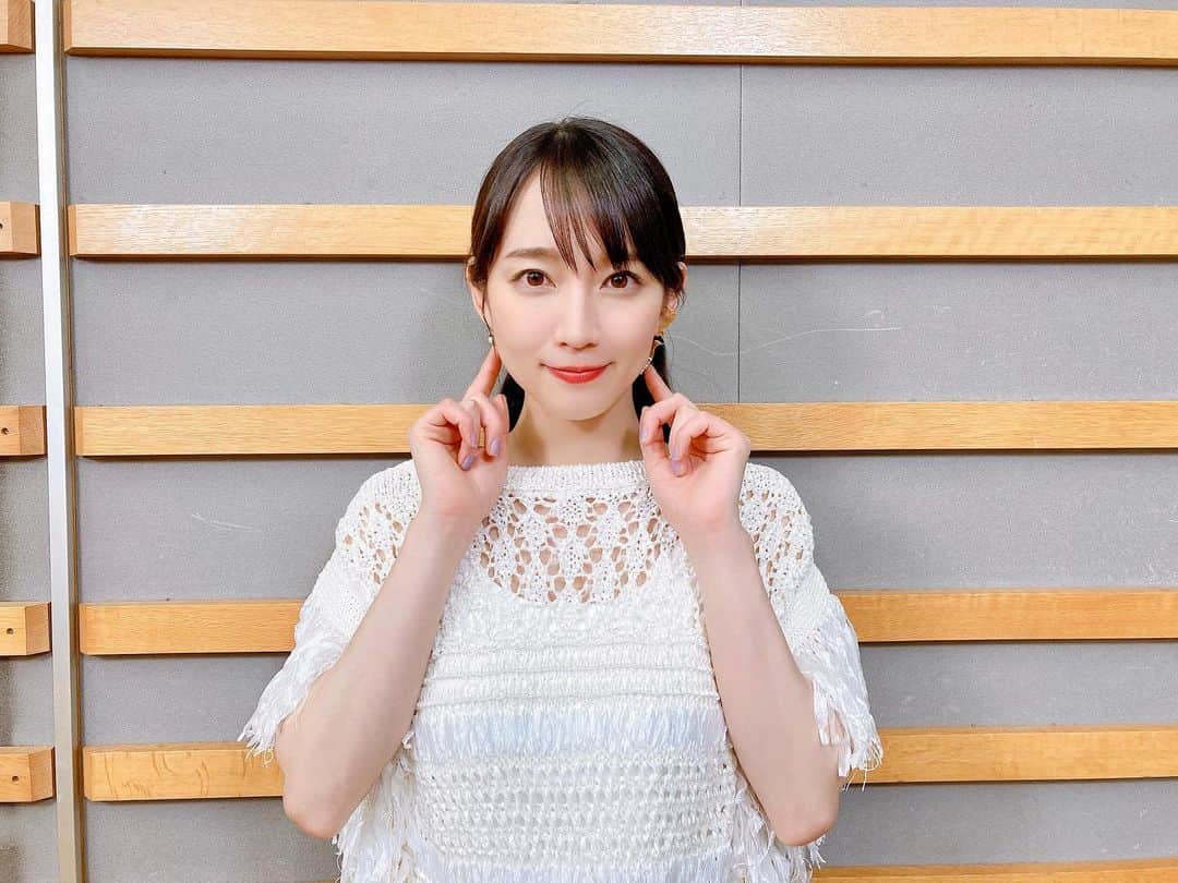 吉岡里帆（マネージャー）のインスタグラム：「おはようごさいます〜！ 先日の『お宝映像アワード』、見ていただけましたか？明日13:35からは『ドラマツアーズ2021春』に鈴木亮平さんと一緒に出演いたします🌸 お時間あればぜひご覧ください😘  （写真はかわいいピアスをアピールするエンジェルです🥺）  #レンアイ漫画家 #いつかの吉岡さん  dress @h_beautyandyouth  pierce @lamie_lamie   hair&makeup @mifune2014  styling @chibakey」
