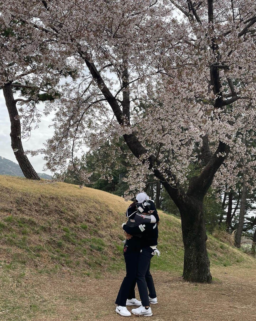 チェ・ヘジンさんのインスタグラム写真 - (チェ・ヘジンInstagram)「히히🙆🏻‍♀️ #벚꽃#이쁜 #언니랑❣️ #라운딩⛳️」4月2日 11時02分 - hyejin_choi1