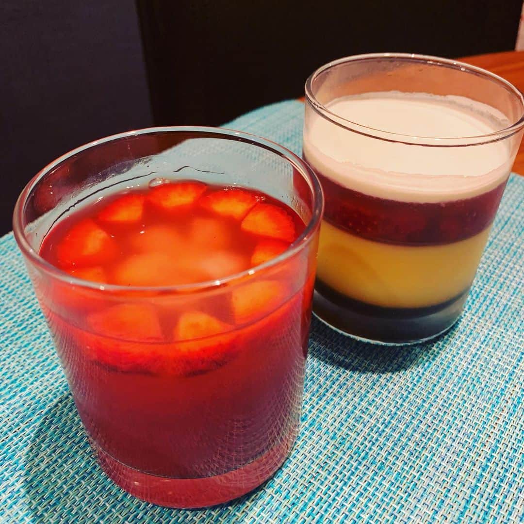 のインスタグラム：「#おデザ❤️ #ニューオータニ　#パティスリーsatsuki  の #あまおうゼリー🍓  🍓あまおういちごの甘みがギュッと濃縮贅沢ゼリーはライチが引き立ててくれます❣️  #あまおうプリン🍮🍓 クリーム、プリン、カラメルの3層をスプーンですくって調和が楽しめるなめらか食感🥰 #美味しいもの  #デザート#スゥイーツ #マエノリグルメ」