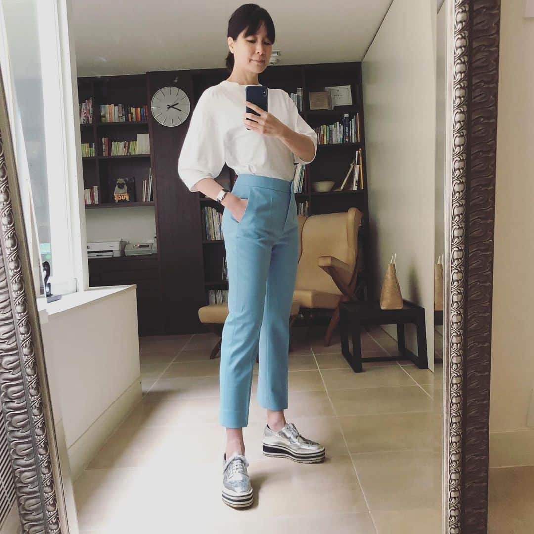 のインスタグラム：「おはようございます！ 春になると綺麗な色を身につけたくなりますね。  Tops: Vince Pants: VICTORIAVICTORIABECKHAM  さ、今日は金曜日！元気にいきましょう。  #todaysoutfit #私服 #vince #victoriavictoriabeckham #内田恭子 #kyokouchida」