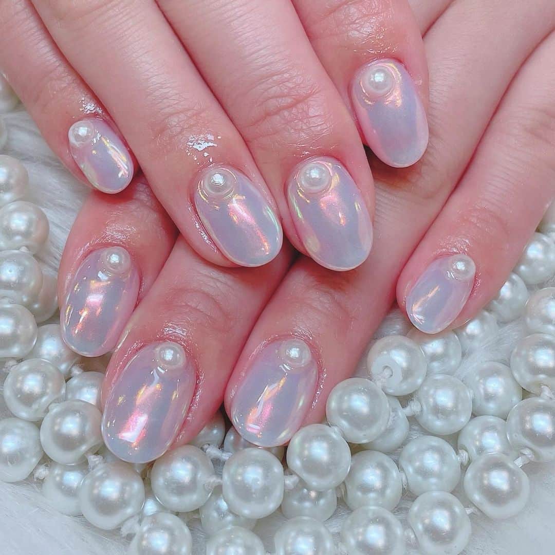 のインスタグラム：「new nail 💅💞　可愛すぎる〜♡ 癒される♡ 1枚目の色より実際は2枚目の色って感じだから二枚載せてみた💓💓　まやさんいつもありがとうございます🥺💓💓　#raviy新宿 #ミラーネイル」