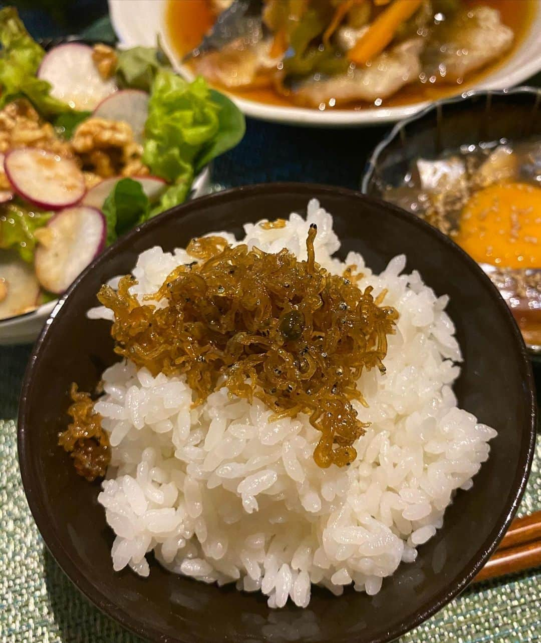 阪本智子さんのインスタグラム写真 - (阪本智子Instagram)「🍳♡ アジ料理2日目😋💕 ・ 🥢お品書き🥢 ★ユッケ ★南蛮漬け ★ラディッシュサラダ ★ぜいごの唐揚げ ★オリーブちりめんご飯 ★竹輪とほうれん草のお味噌汁 ・ 釣ったアジは格別😂✨ 毎日でも食べられる💙 ＊ #fishing #fishinggirl #fishingmama #homedinner #washoku #fish #おうちごはん #和食 #手料理  #魚料理 #母乳育児 #母乳ごはん #男の子ママ #釣りママ #阪本智子」4月2日 12時16分 - tomoko_sakamoto423