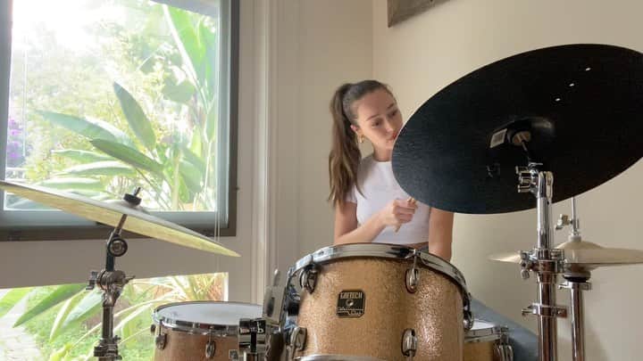 アリシア・デブナム・キャリーのインスタグラム：「I used to never want to put myself playing kit out on the internet. I felt too shy and embarrassed. I haven’t played in years and I’m real rusty. But I genuinely love it. I’m also a perfectionist and that often gets in the way of me having fun. So I wanted to put myself out here re-learning, as an exercise to myself; to being imperfect and to having fun. To learning, to growing and to sharing something you love with people who might want to open themselves up too. Here’s to doing something that makes me happy whether I’m good at it or not. 🥁  Notable mention to me checking out my ponytail because it’s on point. ❤️」