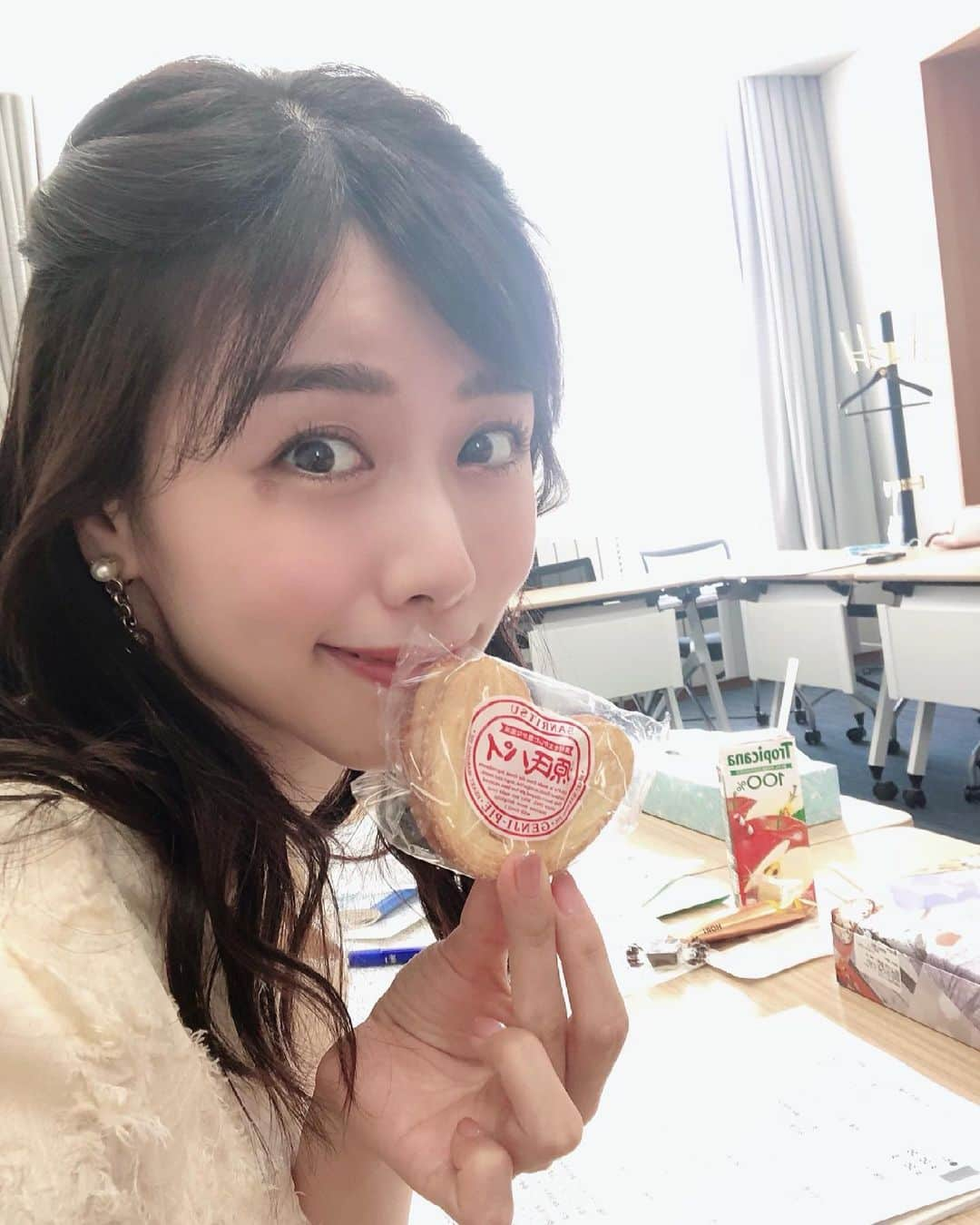 伊藤京子さんのインスタグラム写真 - (伊藤京子Instagram)「🌸🌸🌸 新年度スタートしましたね☺️✨ 本番前に源氏パイでパワーチャージ✊ . 衣装は#wildlily  さんのものです💕 . #セントフォース#伊藤京子#フリーアナウンサー#キャスター#衣装#春コーデ #春ワンピ#源氏パイ」4月2日 12時39分 - kyoko_ito1128