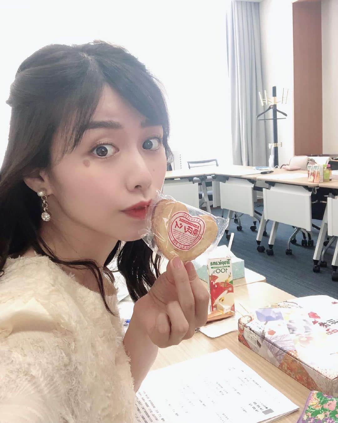 伊藤京子さんのインスタグラム写真 - (伊藤京子Instagram)「🌸🌸🌸 新年度スタートしましたね☺️✨ 本番前に源氏パイでパワーチャージ✊ . 衣装は#wildlily  さんのものです💕 . #セントフォース#伊藤京子#フリーアナウンサー#キャスター#衣装#春コーデ #春ワンピ#源氏パイ」4月2日 12時39分 - kyoko_ito1128