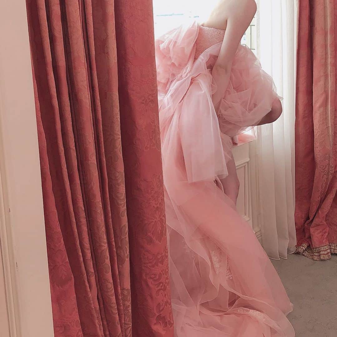 堀未央奈さんのインスタグラム写真 - (堀未央奈Instagram)「🪞🛁🪞🫖  ここ最近撮影でいろんな ドレスを着れて幸せ💗  これもとってもお気に入り🧼 ボリュームがすごいです  #フォトブック #いつのまにか」4月2日 12時50分 - horimiona_official