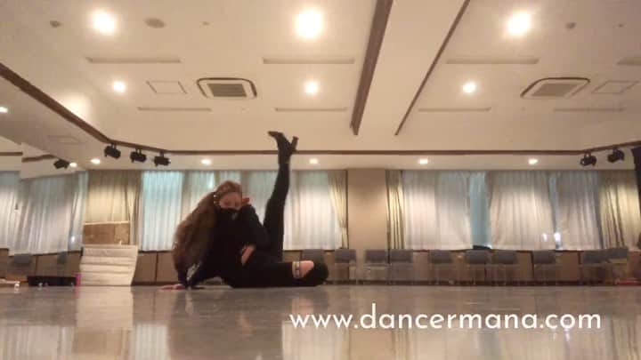 Dance MANAのインスタグラム：「ヒールダンス♦️👠  ⏯前半→昨日のレッスン振り付け ⏯後半→即興ダンス  🎧Music by #dancewithme #112   #choreography #dancer #choreographer #ヒールダンス #ヒールダンスレッスン #ハイヒールダンス  #model #highheals #dance #fashion #モノトーンコーデ #japanesedancer #rnb #jazzdance #stylehiphop #レッスン #ウォーキング指導」