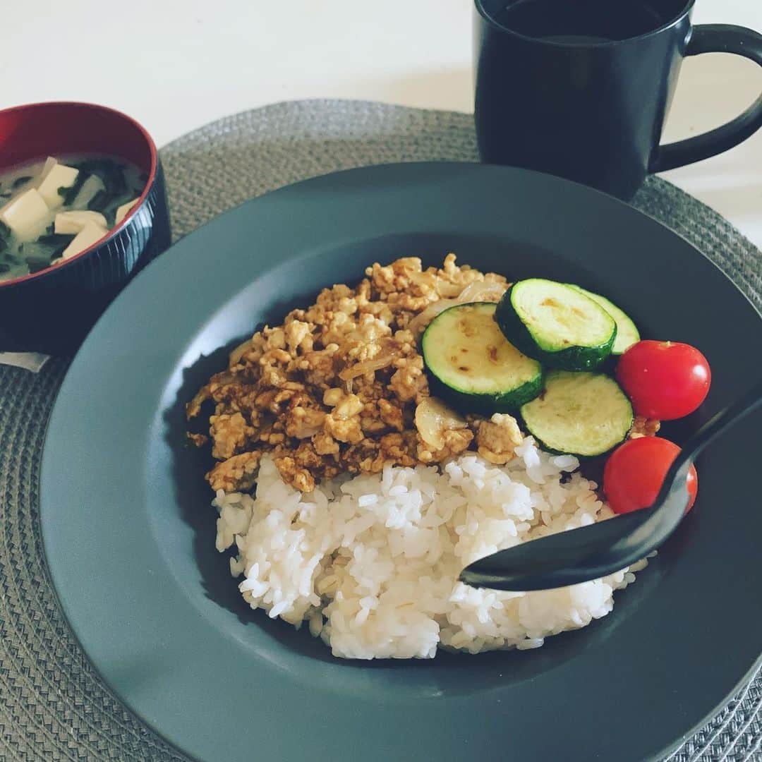 のインスタグラム：「. 麦ご飯に鶏肉と豆腐のドライカレー。 豆腐とわかめのお味噌汁。  いただきます🍽  お昼食べたかな？😊」