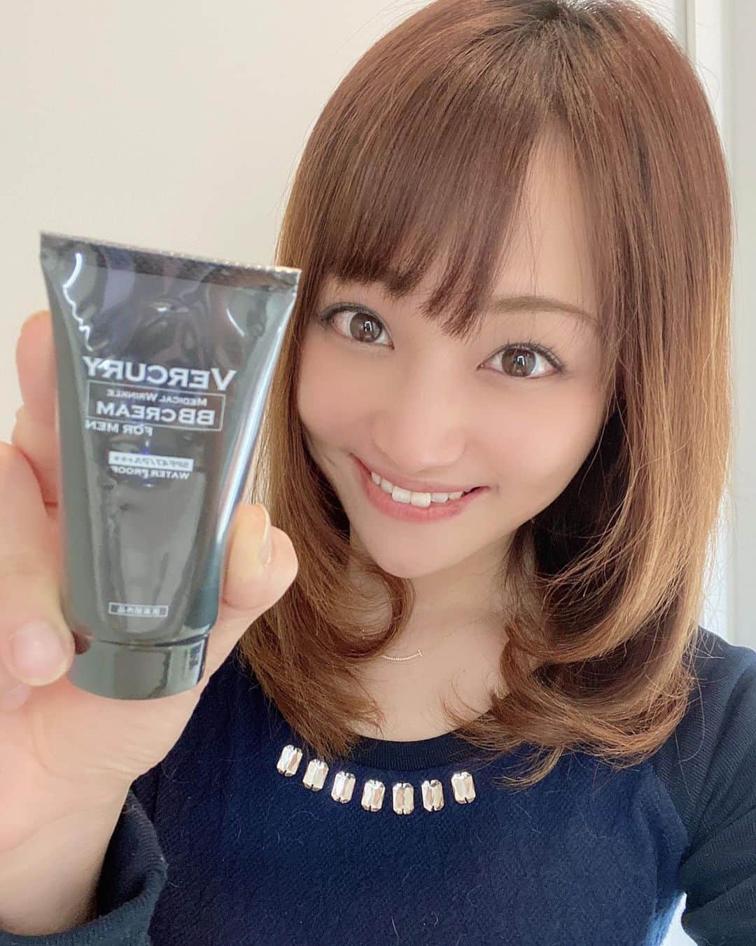 葵ゆりかのインスタグラム：「男性用のBBクリーム！ シワ改善や、肌のケアをしながら、トーンアップして綺麗に見せてくれるよ♡ 男性も美肌を目指そう♡  ＃バーキュリー ＃Vercury ＃BBクリーム ＃メンズ美容 ＃メンズコスメ ＃メンズ化粧品 ＃イケメン ＃美容男子 ＃フェイスケア #メンズスキンケア」