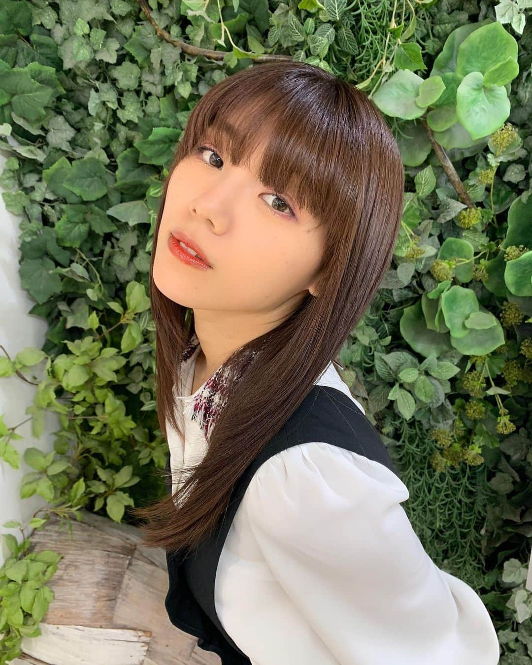 大川成美さんのインスタグラム写真 - (大川成美Instagram)「月１でヘアメンテナンスしてます。いける時は３週間に一回ペース🌹 ． ３枚目がbeforeです。 ． 定期的にうけて 髪質めちゃくちゃ変わりました！ ☑︎サブリミックトリートメント ☑︎カラー ☑︎カット ． 資生堂さんの サブリミックトリートメント❤︎ 艶がすごいし… ダメージ全く気にならないからほぼ髪巻かなくなりました。 ． 肌と髪って年齢出るからずっと綺麗でいたい❤︎ ． ． ずーっと通っている @celsus_secret_garden  落ち着くし…店内に植物があって とても居心地最高💘 この日は、スタバまで頂いた…🤣✨ いつもありがとう🌹✨✨⤵︎ @risaurano  ． . #暗髪#前髪#前髪ぱっつん #サブリミック #髪質改善#渋谷美容室 #tokyo #shibuya #hairstyle #haircolor#shiseido #sublimictreatment #資生堂 #hairbeauty #shiseidoprofessional  #ピンクヘアー #ピンクブラウン」4月2日 13時56分 - naru_coco