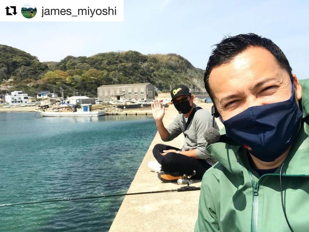 攝津正さんのインスタグラム写真 - (攝津正Instagram)「. . 昨日はジェームスとラジオのロケに繰り出したのだが…  なんか釣りデート👨‍❤️‍👨みたいな、のんびりな時間でした。  ……ということは釣果は？  . . . #Repost @james_miyoshi ・・・ 朝からtadashiと釣りロケ🎣  ぽかぽかして気持ちいい！  大漁だったらもっと気持ちいいんだろうな〜😃  #攝津正#摂津正のつりごはん#つりごはん#RKBラジオ#ラジオ#radiko#fishing#釣り#防波堤#から#何が釣れるのかな」4月2日 14時08分 - tadashi_settsu