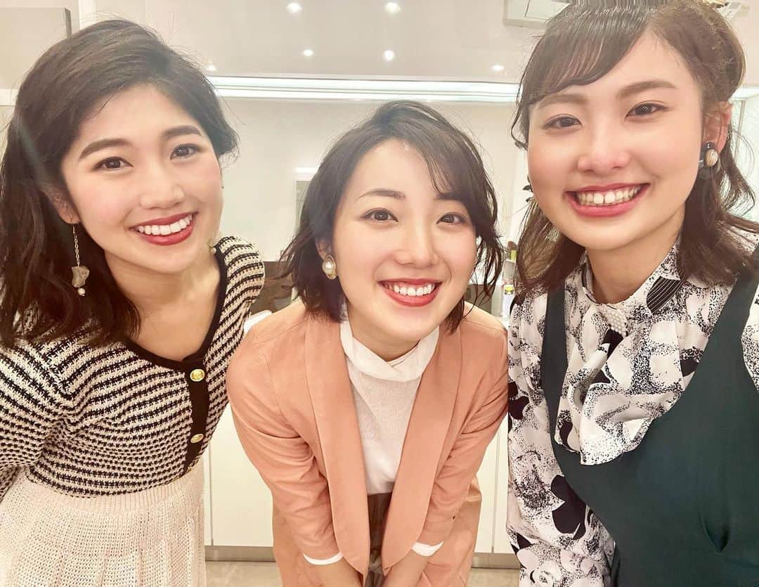 のインスタグラム：「大好きな先輩の美川愛実アナと、 愛おしい後輩の川路あかりアナ✨  放送の後、あかりちゃんが号泣してくれた時の一枚です☺️📸　  番組卒業は寂しいけれど、いつも、ずっと、応援しています！　 #三姉妹   -KTSをご覧になれる方へ- あす土曜日のナマ•イキVOICEは美川アナ、川路アナの新体制でスタートです！ぜひご覧ください🧡」
