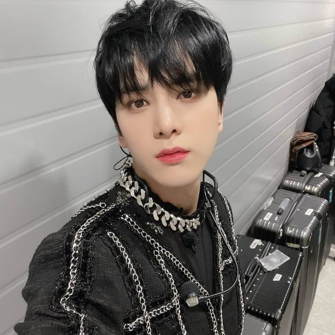 ヨンフンのインスタグラム：「(영훈) 킹덤 만관부 더비 ❤️🖤 #THEBOYZ #더보이즈 #YOUNGHOON #영훈」