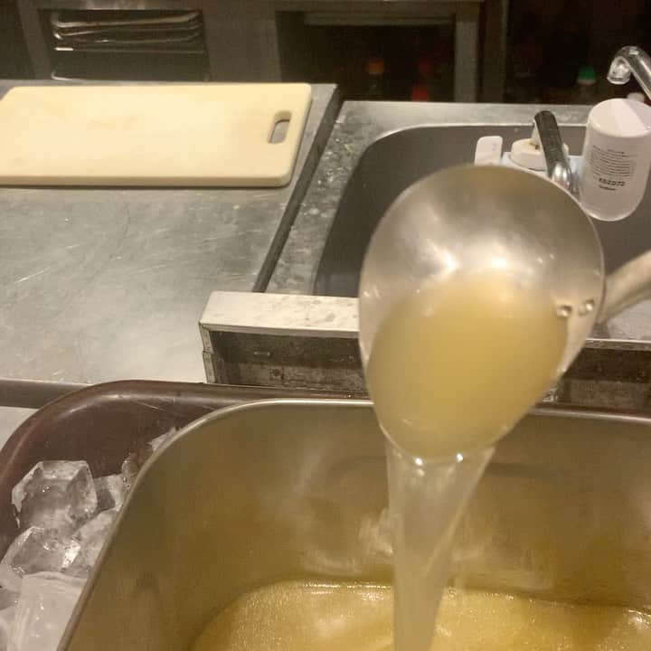 のインスタグラム：「本日も皆さんお疲れ様です‼️ 鶏っく梅北店です😁 本日もご盛況頂きまし誠に有難うございます😁 本日再び仕込みました 自家製の鶏ガラ出汁です😏 手間暇かけてつくらせて頂いたこちらの鶏ガラを使ったラーメン本日で完璧に完成しました💪💪💪💪💪 ラーメン店をしている方々の 大変さとラーメン作りに追求する思いが少しでも分かった試作の日々でした😭 まだまだ未熟ですが是非お酒の〆として食べに来てやってください笑 また来週よりいよいよ紹介してました新メニュー達が解禁されます‼️ 皆様お待たせいたしました‼️ 是非楽しみにしててください😁  ※ 尚只今大阪府の時短要請に伴い 営業時間が4/21まで17:00〜21:00となっておりますのでご迷惑をお掛け致しますがよろしくお願い申し上げます。  #グランフロント#芝田#炭火焼き#地鶏 #おしゃれ#中二階#梅北グルメ #プレミアムモルツ#デート#鶏ガラスープ #個室#自家製#喫煙可 #コロナに負けるな」