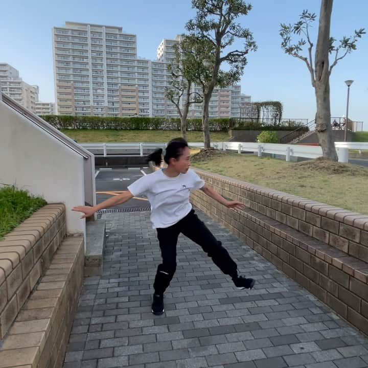 山本華歩のインスタグラム：「The last landing wasn't good, but I wanted to support #tmpstonlines 😍🙌 I was tired so I could only take twice attempt😅  @tempestfreerunning #parkour #パルクール」