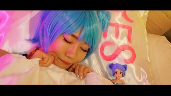 マコ・プリンシパルのインスタグラム：「「PONPON SHIT Hotel Room Tour？ 」 全編はこちらから🍣⚡️ぜひご覧ください♡→ https://youtu.be/_BcxDaBkcL8  PONPON SHIT Hotel Room Tour？！bna_wall♡  PONPON ♡Hello Youtube!  I'm Makopuri, the artist Mako Watanabe!  Today I'm at bna_wall, an art hotel in Nihonbashi where you can stay overnight.  I've been working on this project for a few years now, and I'm really excited to share it with you.  bna_wall：https://bnawall.com/stay_with_us/twin/sushi-wars/  makopuri：https://www.makopuri.com  Yuki Kawamura：https://fkg.amebaownd.com  OIRAN MUSIC：http://oiranmusic.com  Thanks to BnA Collective  Directed by Wakana Kamimura  #bna_wall #bnahotel  #Cyberpunk2077  #サイバーパンク2077 #アスクラックス」