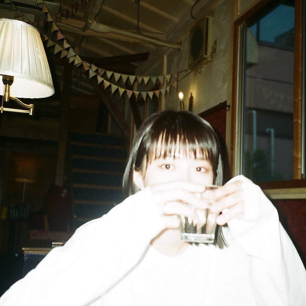 志田彩良のインスタグラム：「・ 笑う時に出来る頬の窪み。 インディアンえくぼというらしい。 特に意識した事はなかったけど 最近自分の映像を見ていて ふと、この窪みって何だろう、と不思議に思い調べました。 インディアンえくぼ、なんかかっこいい。 まさか自分の顔にえくぼが存在していたとは、、。 21年間生きてきて初めて知りました。　 ちょっと嬉しいなぁ。笑 検索した時にえくぼ占いというのを見つけたので 見てみると、ちょっと自分に当てはまる部分があったり 良いことも書いてあったので、これからチャームポイントを 聞かれたら、かっこよくインディアンえくぼです。と答えます。」